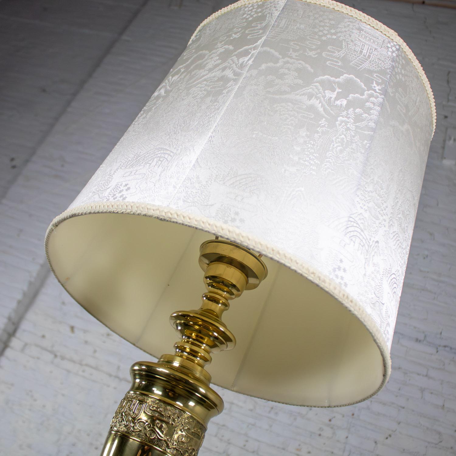 Lampe de table Vintage Chinoiserie Hollywood Regency en fonte de laiton avec abat-jour en damas en vente 3