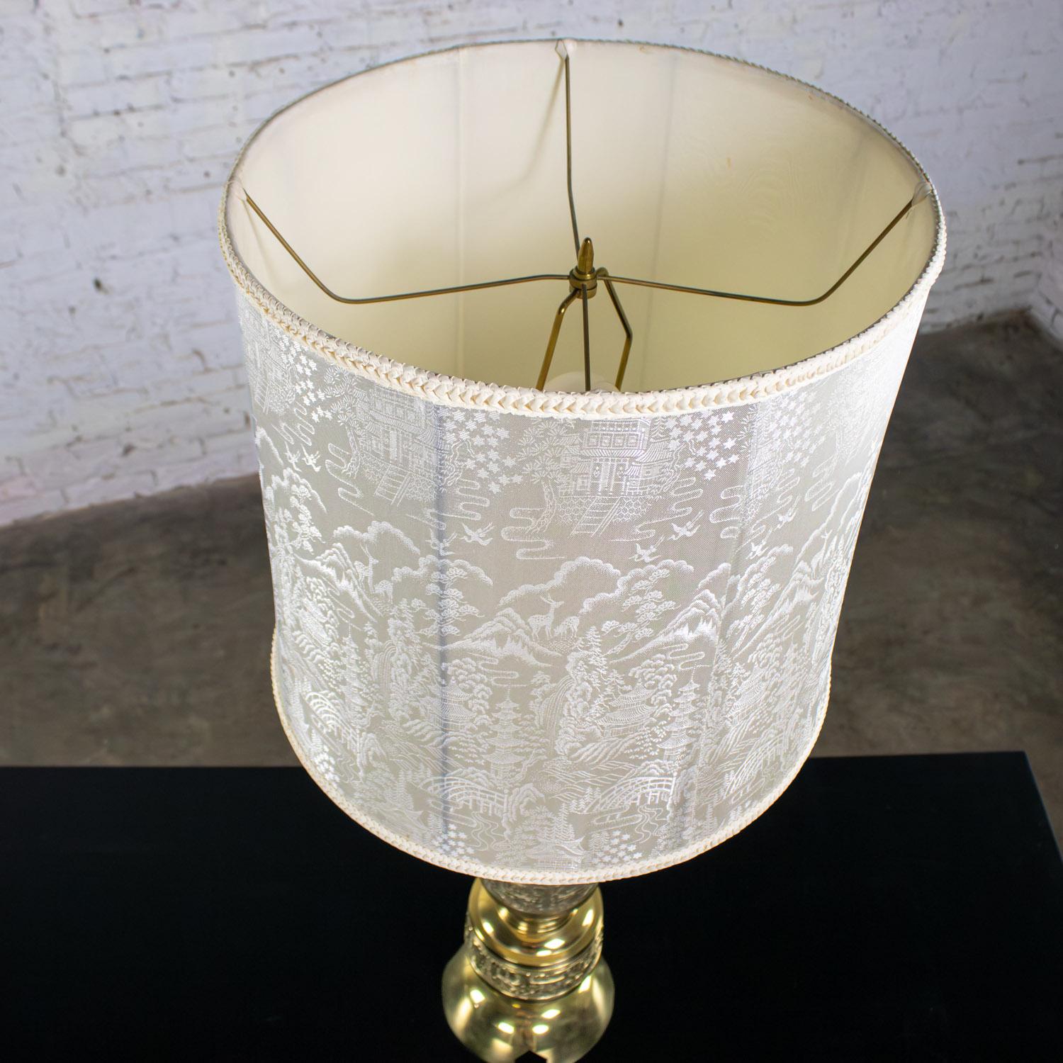 Lampe de table Vintage Chinoiserie Hollywood Regency en fonte de laiton avec abat-jour en damas en vente 4