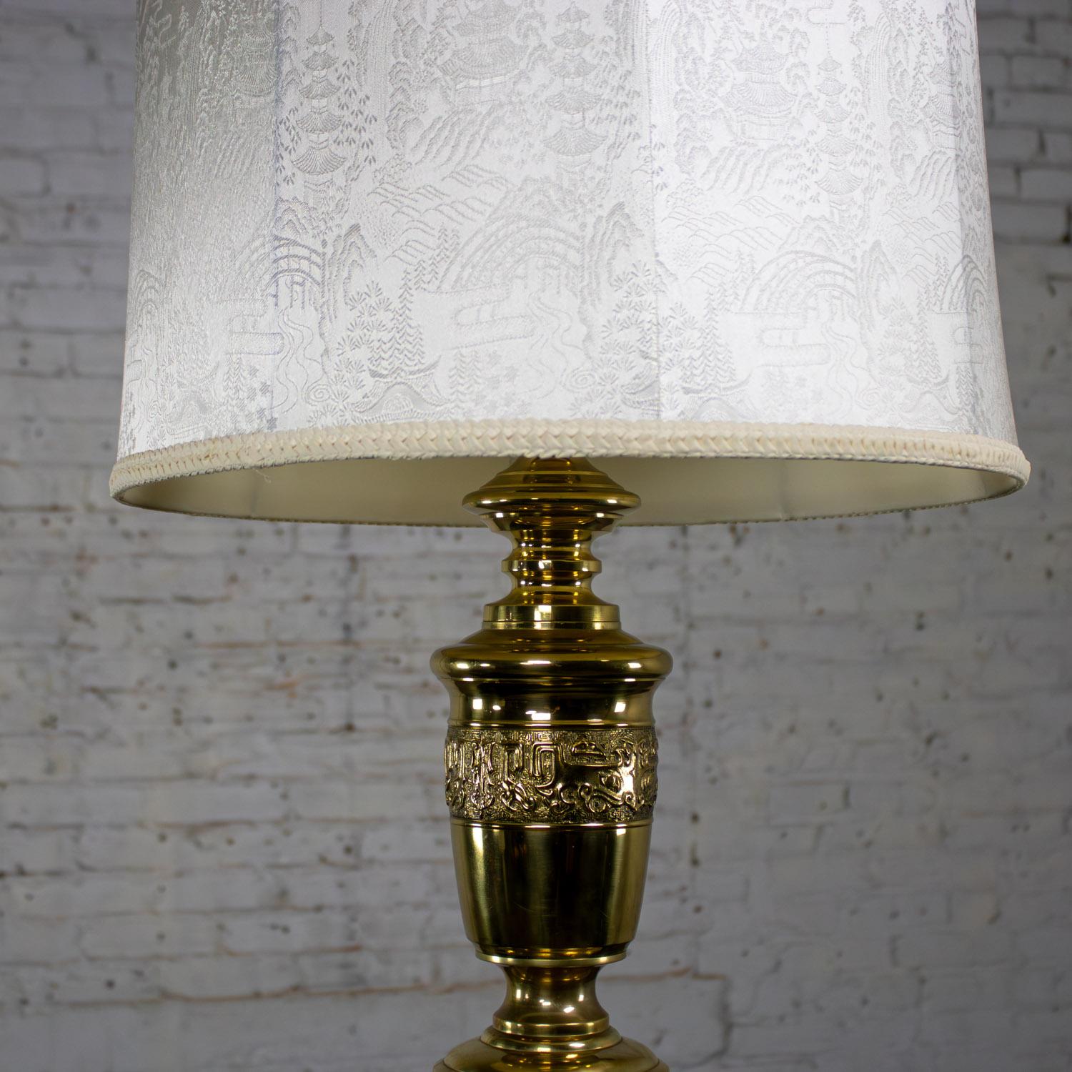 Lampe de table Vintage Chinoiserie Hollywood Regency en fonte de laiton avec abat-jour en damas en vente 6