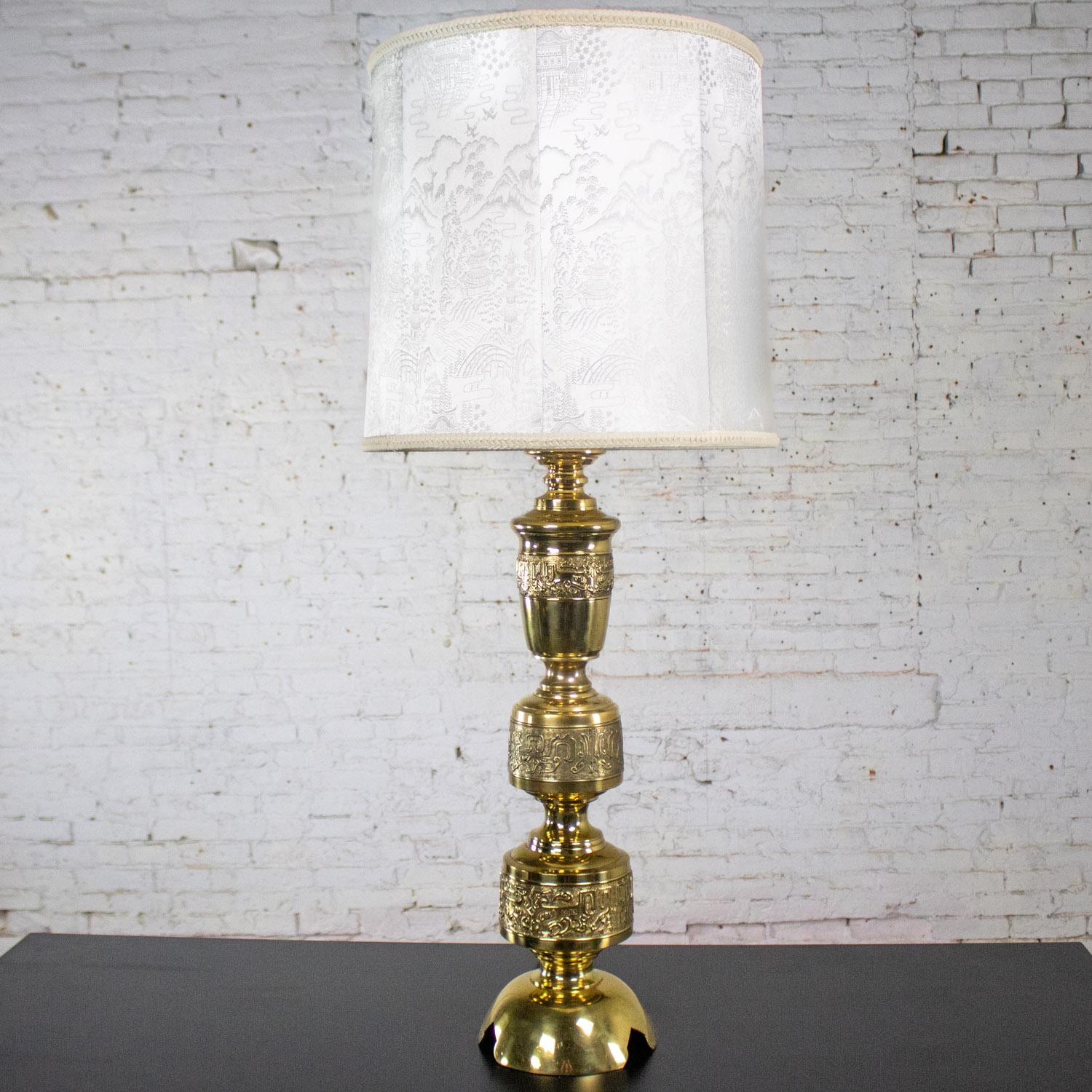 Charmante lampe de table vintage Chinoiserie & Hollywood Regency composée d'un corps en laiton moulé, d'un interrupteur à poussoir sur la douille, d'un cordon et d'un abat-jour d'origine en tissu doux comme de la soie damassée blanc cassé. Byit, en