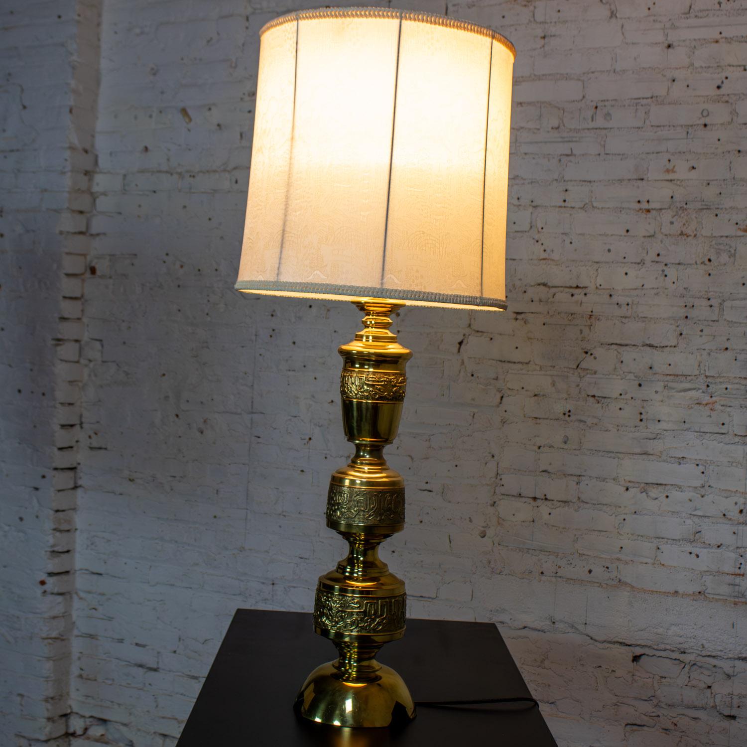 Chinoiseries Lampe de table Vintage Chinoiserie Hollywood Regency en fonte de laiton avec abat-jour en damas en vente