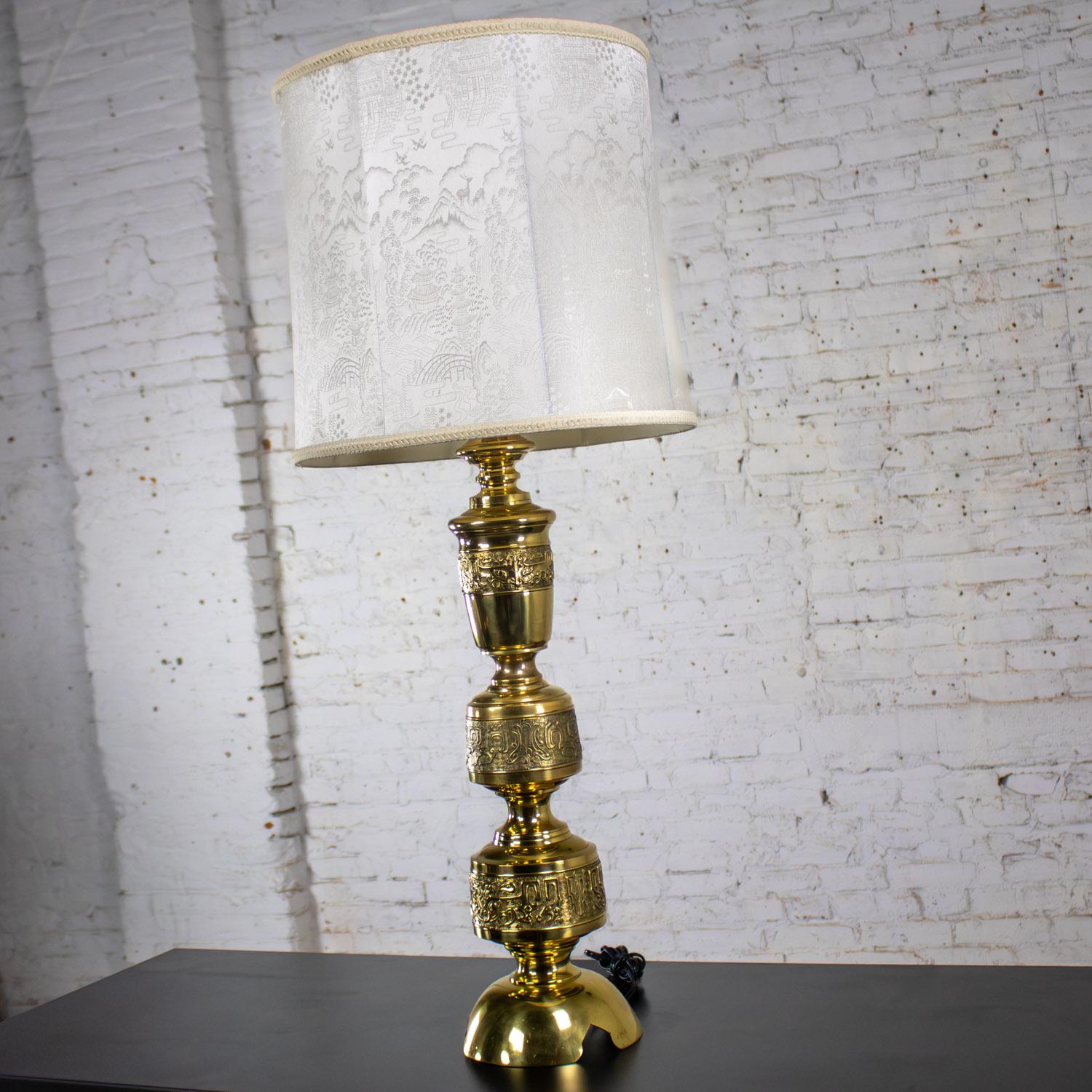Inconnu Lampe de table Vintage Chinoiserie Hollywood Regency en fonte de laiton avec abat-jour en damas en vente