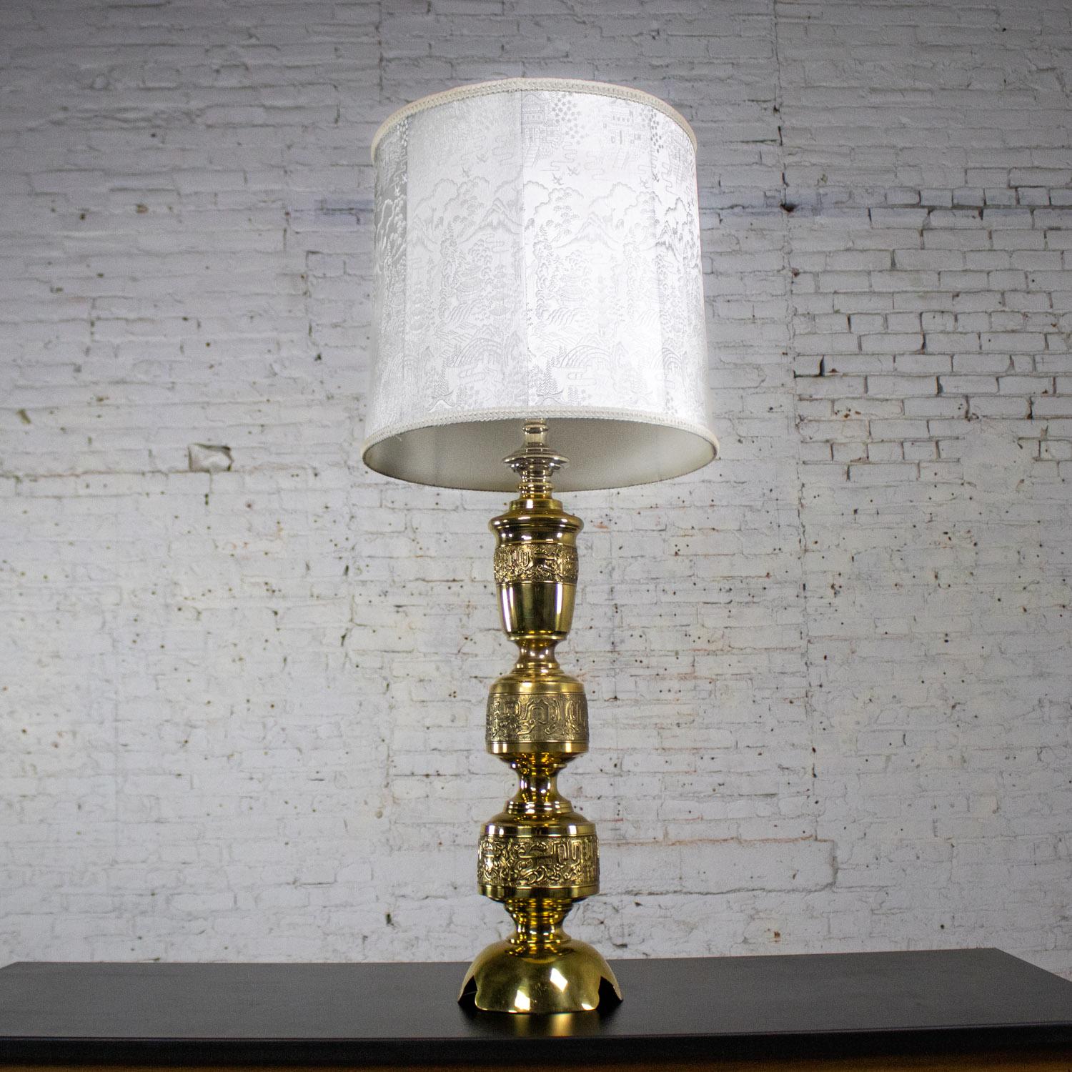 Moulage Lampe de table Vintage Chinoiserie Hollywood Regency en fonte de laiton avec abat-jour en damas en vente