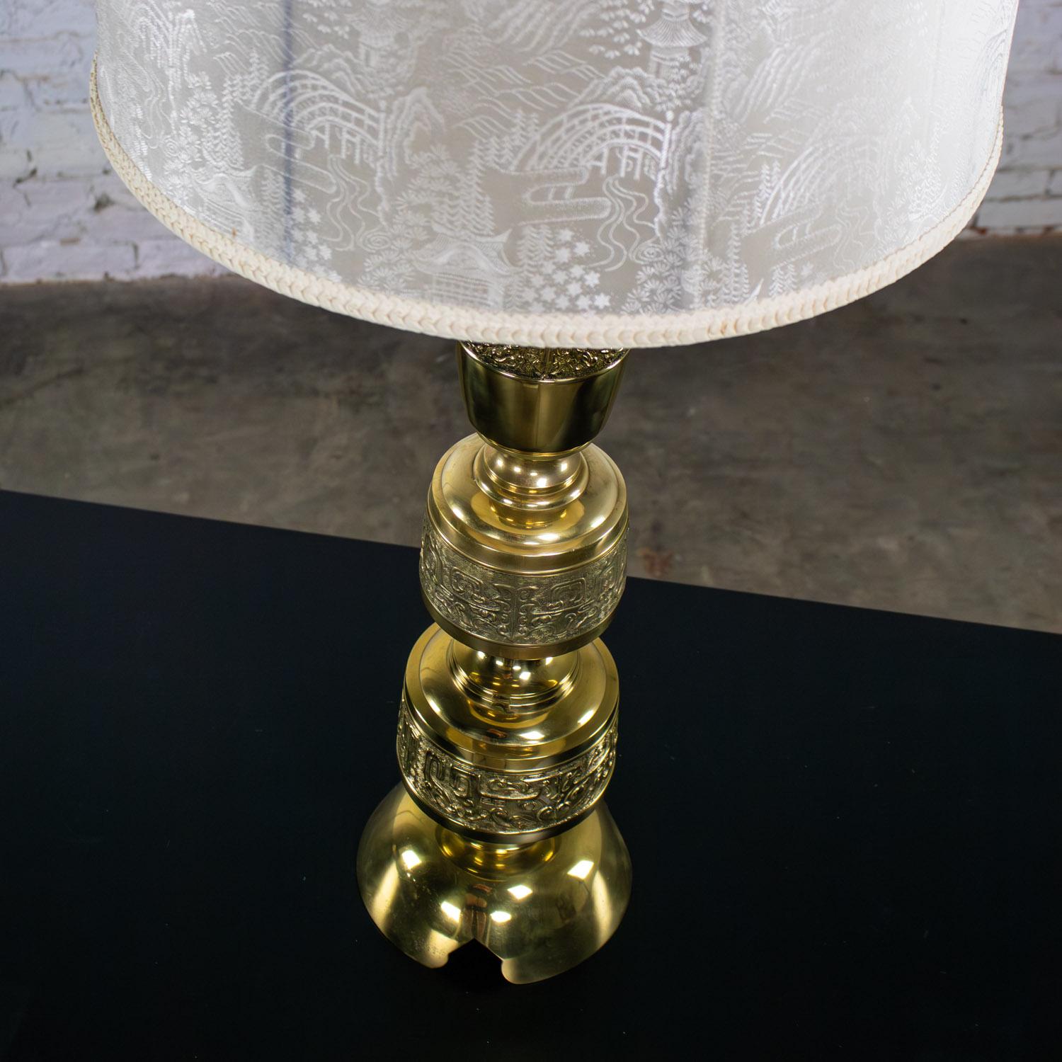 Lampe de table Vintage Chinoiserie Hollywood Regency en fonte de laiton avec abat-jour en damas Bon état - En vente à Topeka, KS