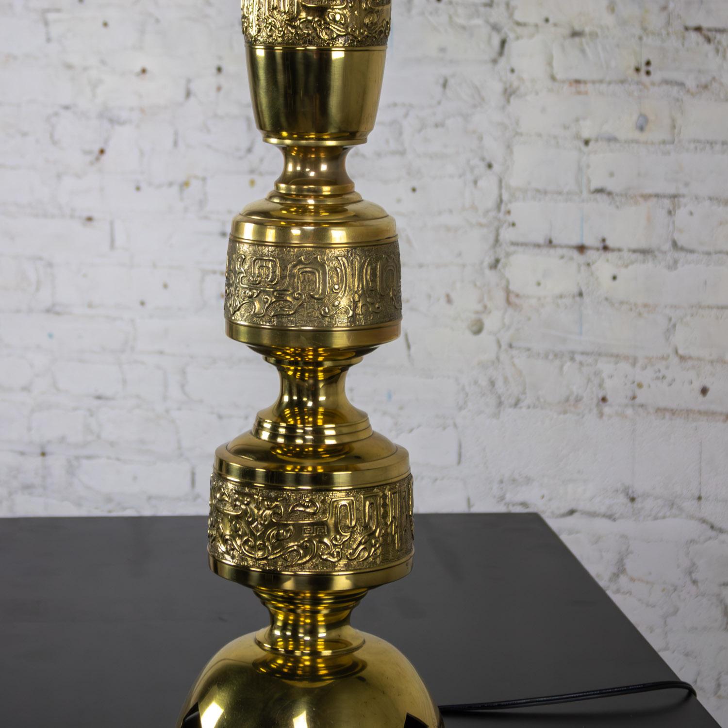 20ième siècle Lampe de table Vintage Chinoiserie Hollywood Regency en fonte de laiton avec abat-jour en damas en vente
