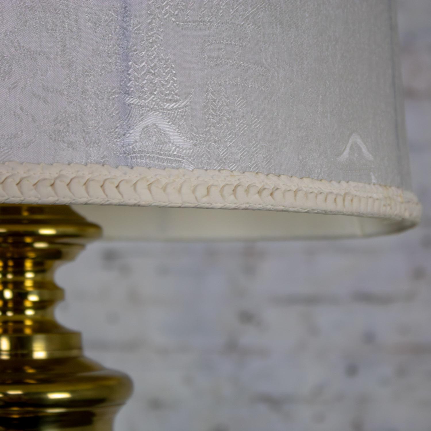 Laiton Lampe de table Vintage Chinoiserie Hollywood Regency en fonte de laiton avec abat-jour en damas en vente