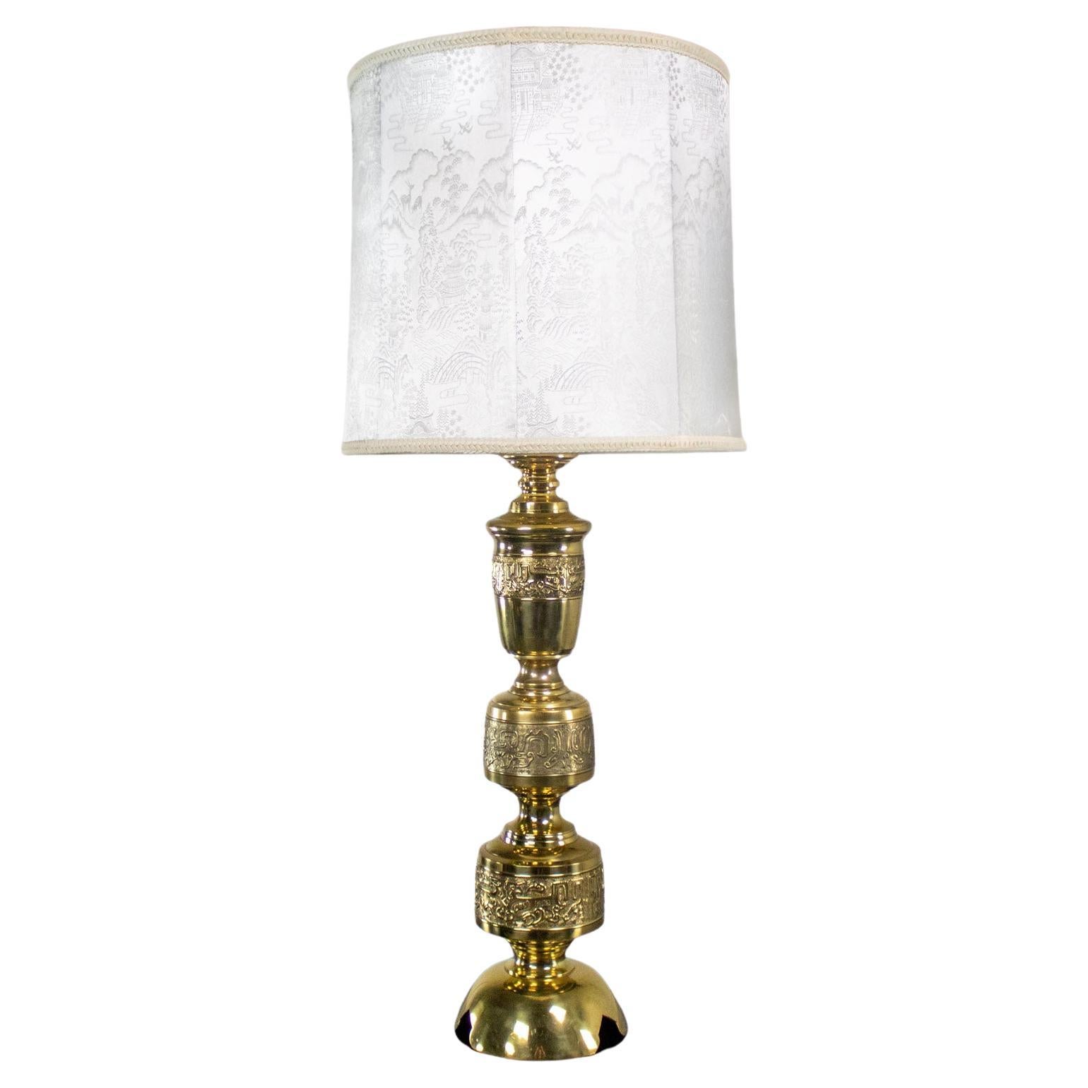 Lampe de table Vintage Chinoiserie Hollywood Regency en fonte de laiton avec abat-jour en damas en vente