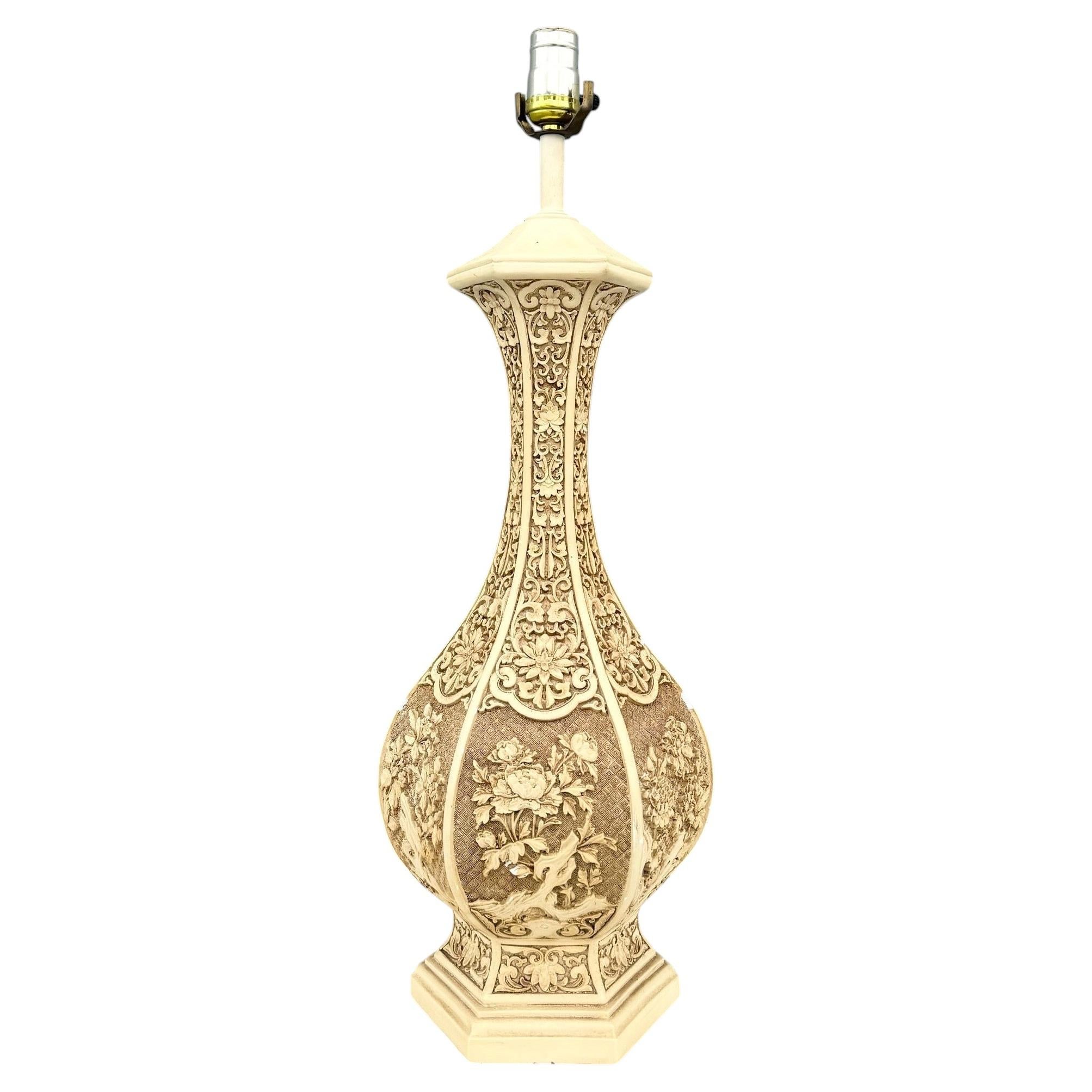 Lampe à poser vintage en céramique ivoire à relief Chinoiserie