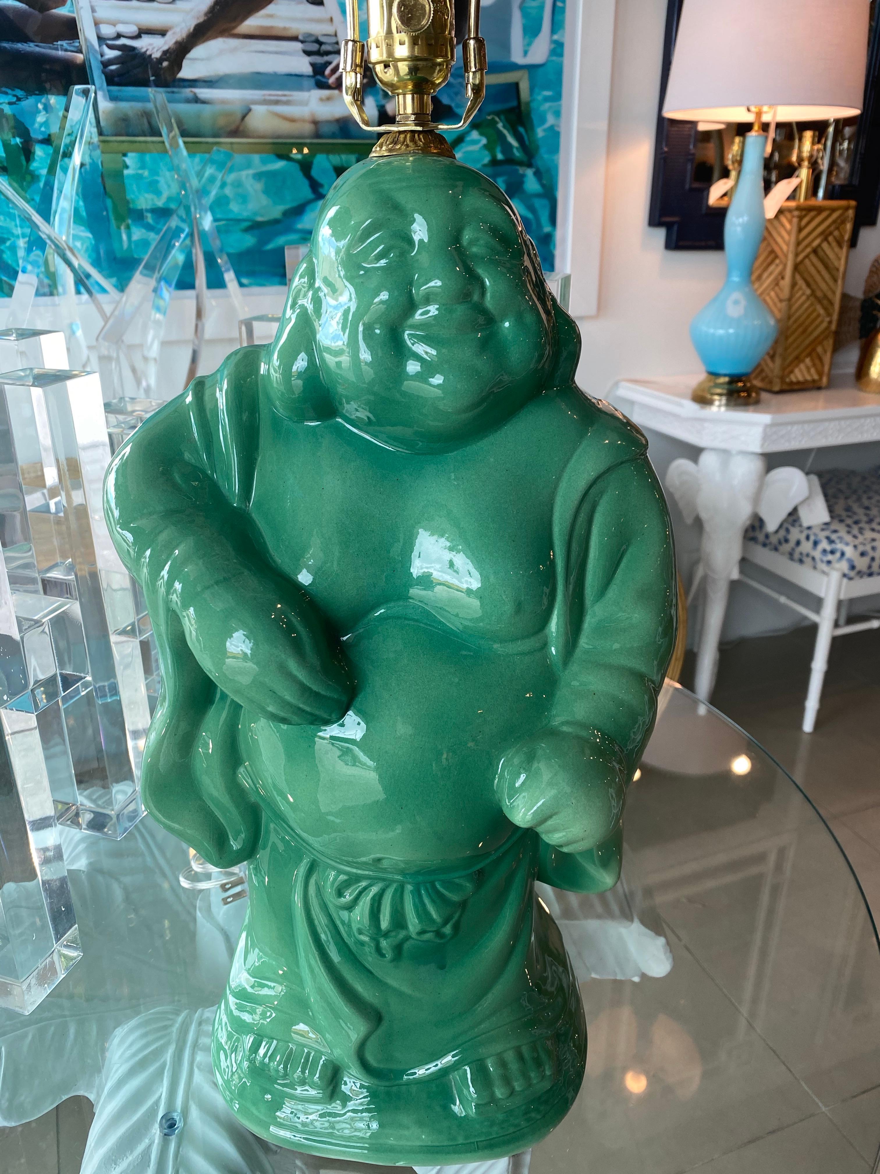 Lampe de bureau vintage chinoiseries en céramique vert jade et bouddha en laiton  en vente 3