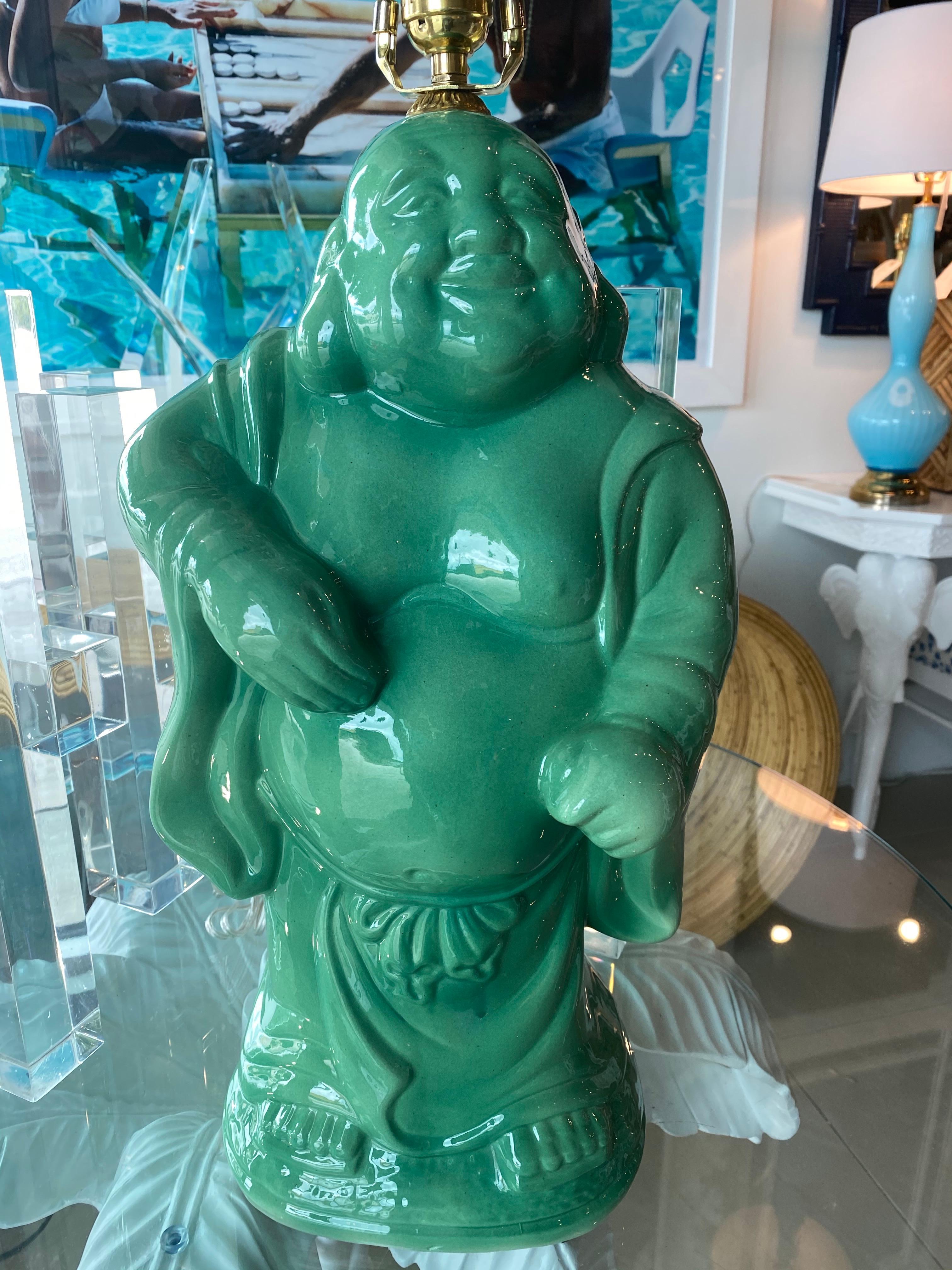 Vieille lampe de table Bouddha en céramique vert jade. Il a été nouvellement câblé. Toute nouvelle quincaillerie en laiton. Pas d'ébréchures ni de cassures. La hauteur de la prise est de 22.
