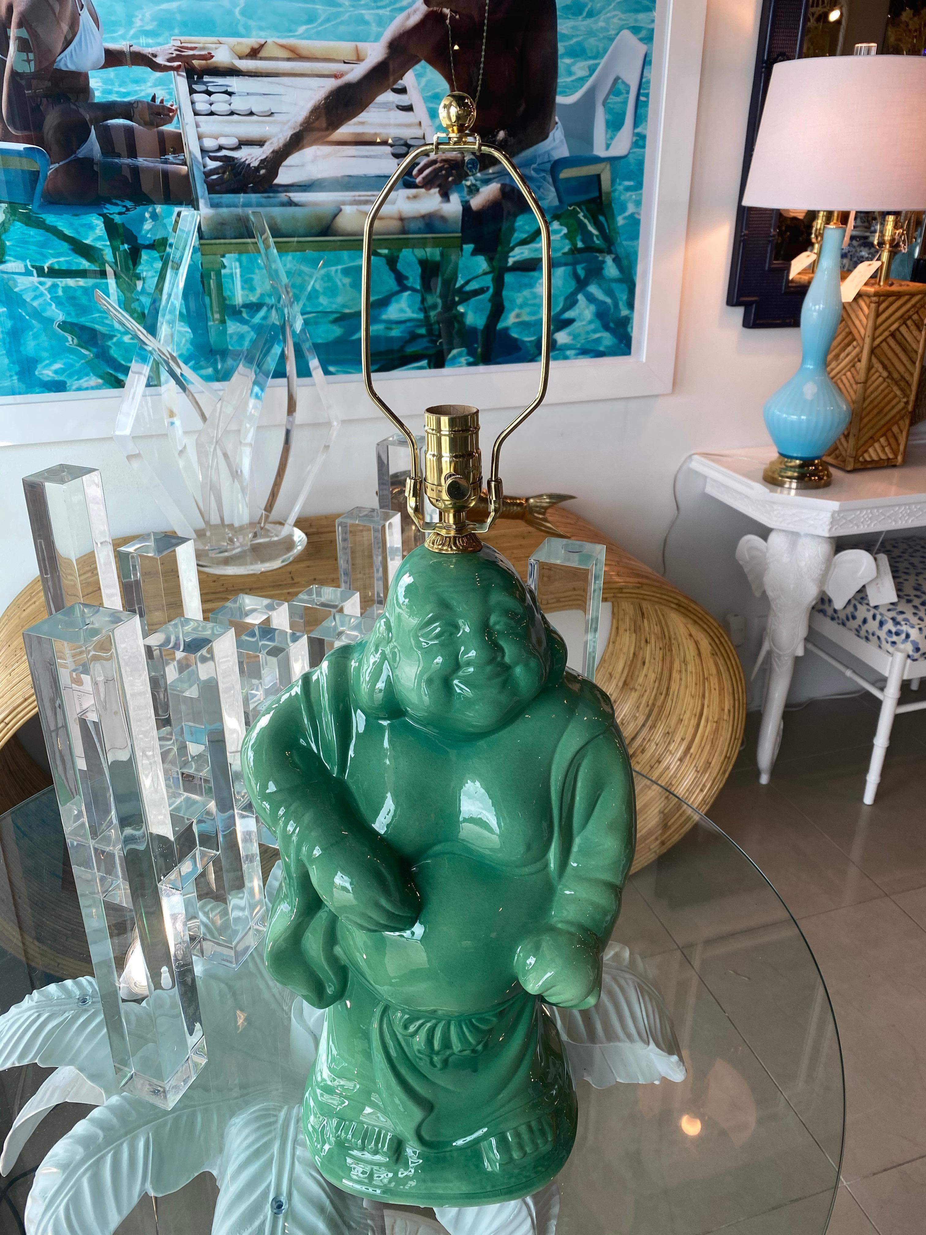 Américain Lampe de bureau vintage chinoiseries en céramique vert jade et bouddha en laiton  en vente