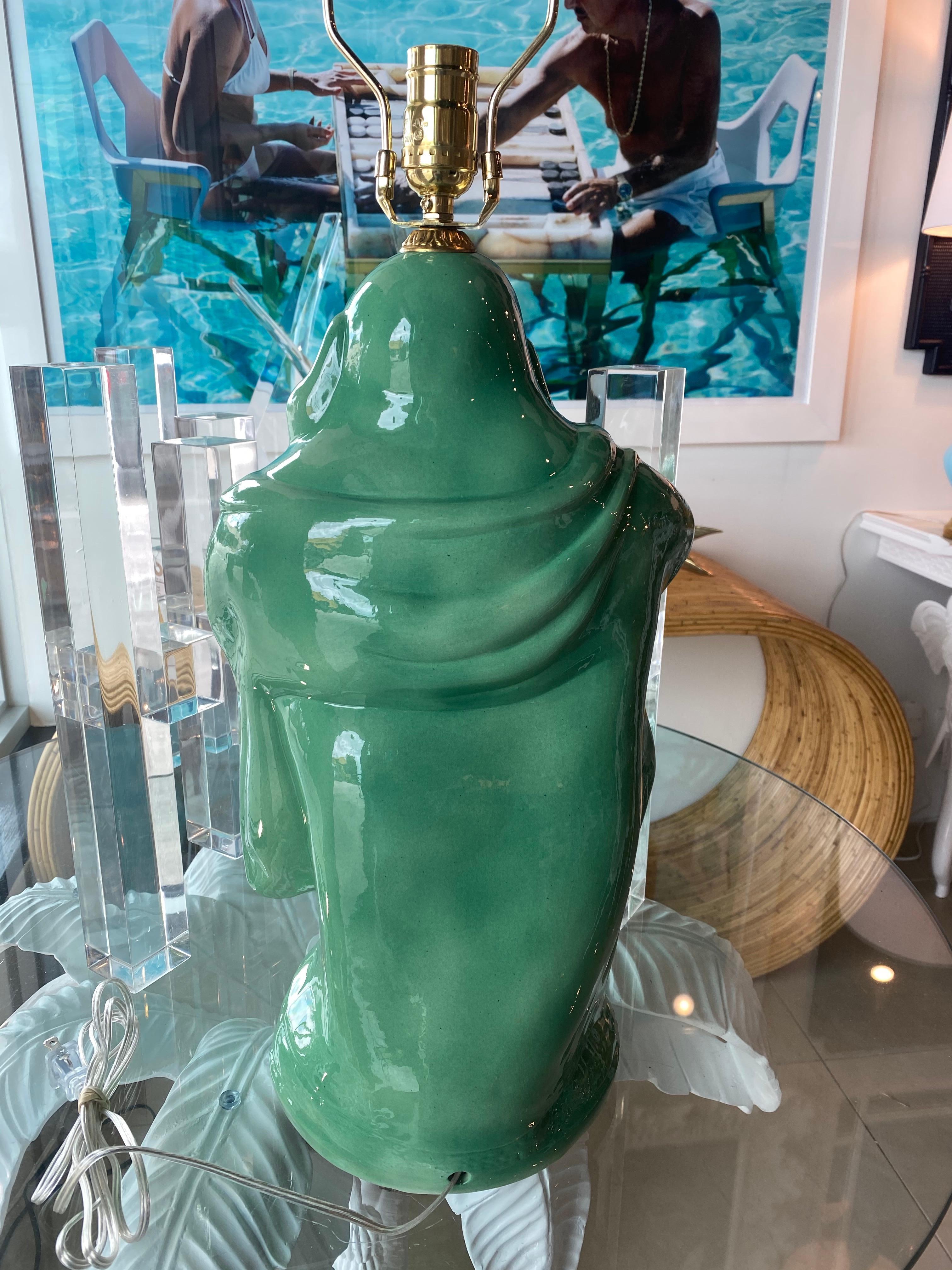 Lampe de bureau vintage chinoiseries en céramique vert jade et bouddha en laiton  en vente 1