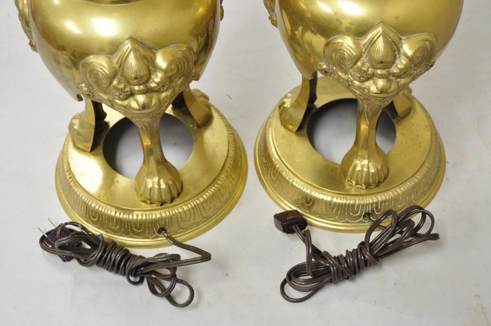 Paire de lampes de bureau vintage de style James Mont en laiton avec chien Foo chinois en vente 3