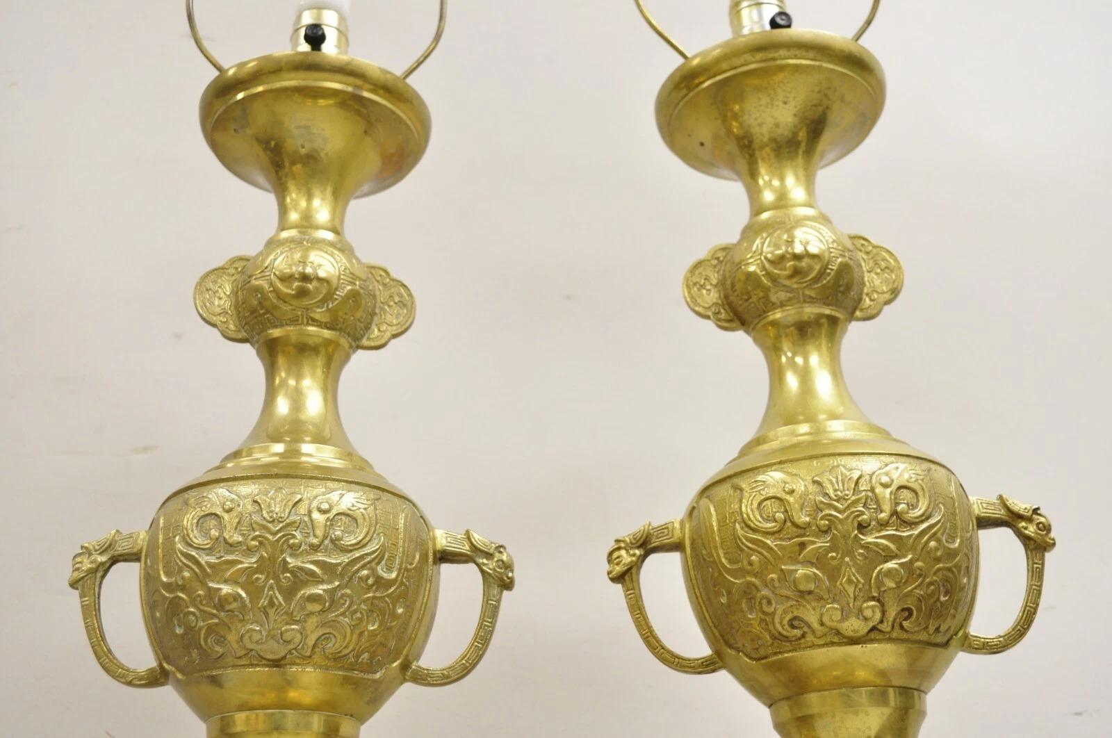 Paire de lampes de bureau vintage de style James Mont en laiton avec chien Foo chinois en vente 5