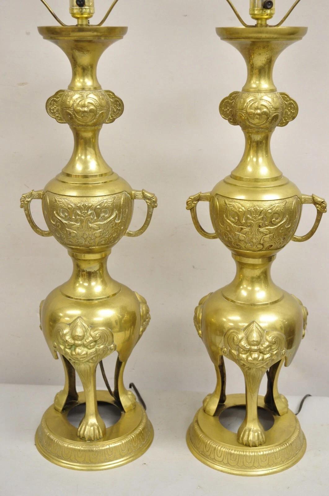 Chinoiseries Paire de lampes de bureau vintage de style James Mont en laiton avec chien Foo chinois en vente