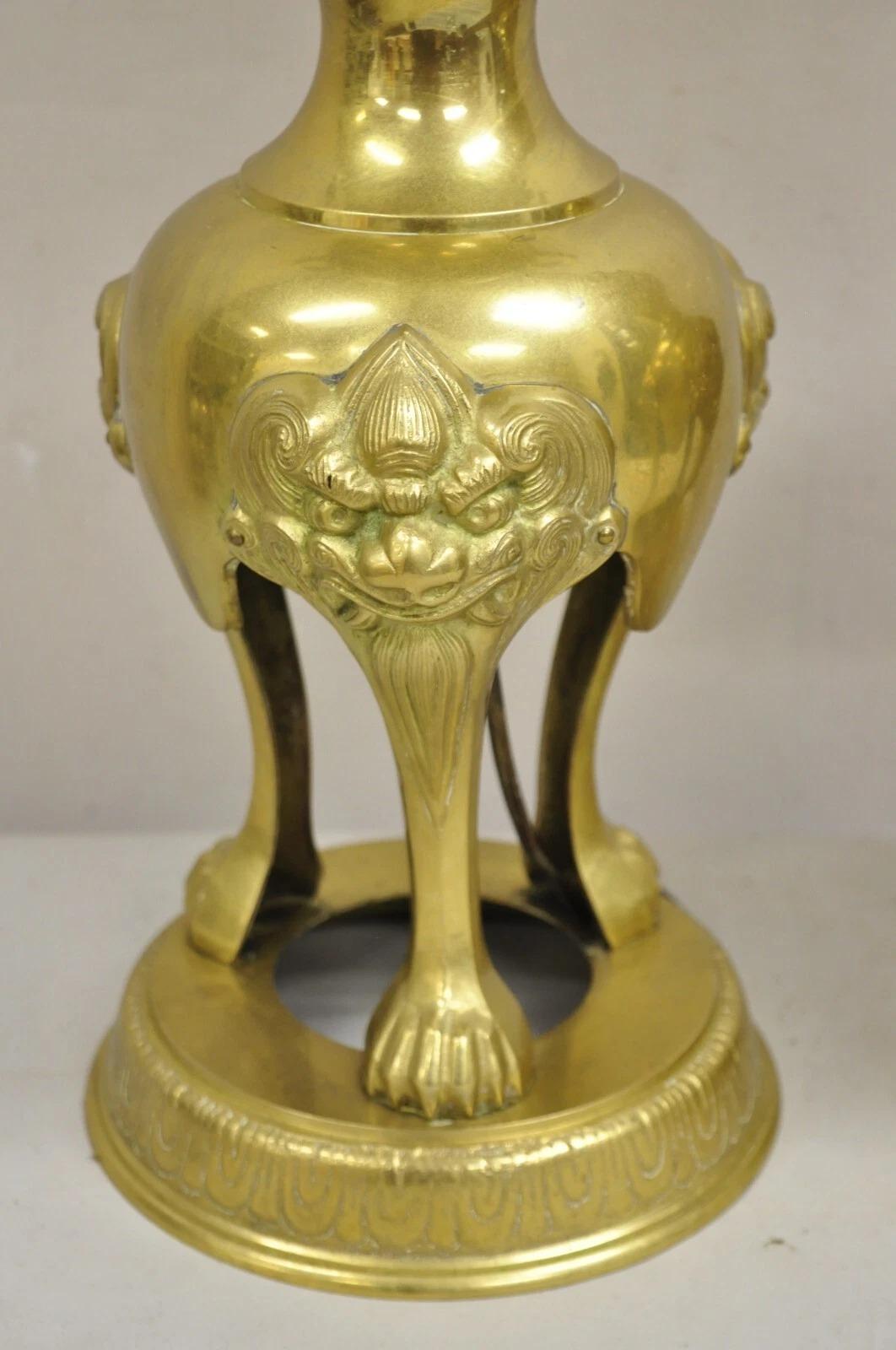 Paire de lampes de bureau vintage de style James Mont en laiton avec chien Foo chinois Bon état - En vente à Philadelphia, PA