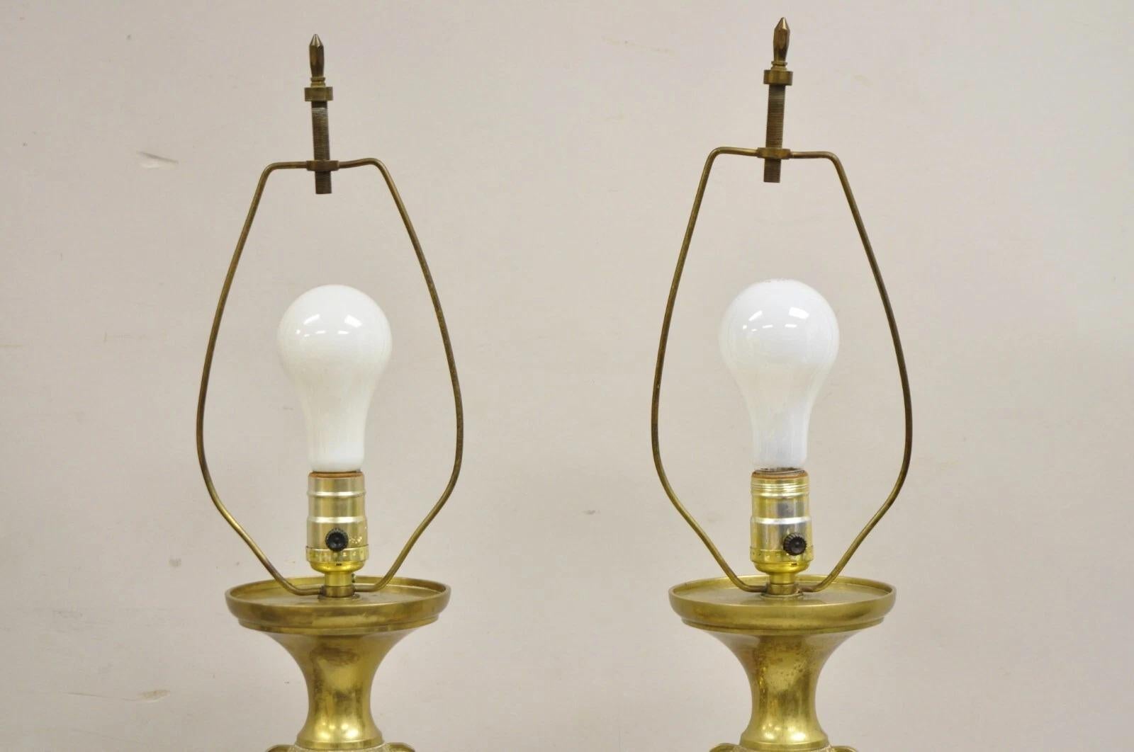 20ième siècle Paire de lampes de bureau vintage de style James Mont en laiton avec chien Foo chinois en vente