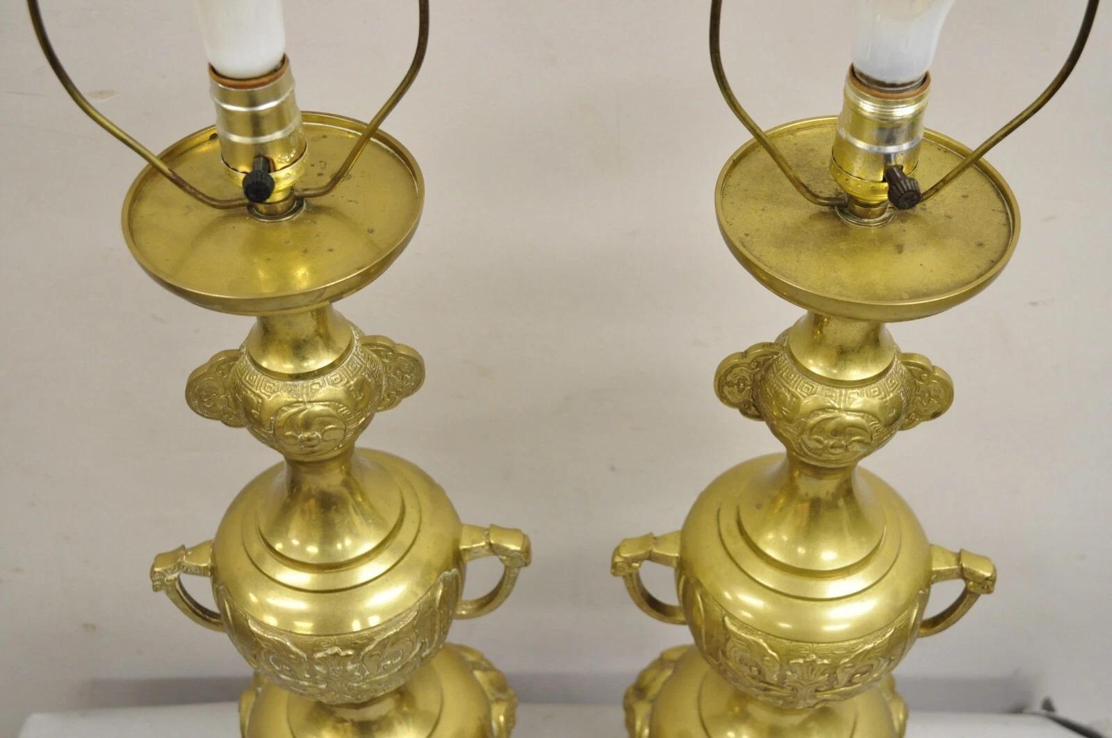 Paire de lampes de bureau vintage de style James Mont en laiton avec chien Foo chinois en vente 1