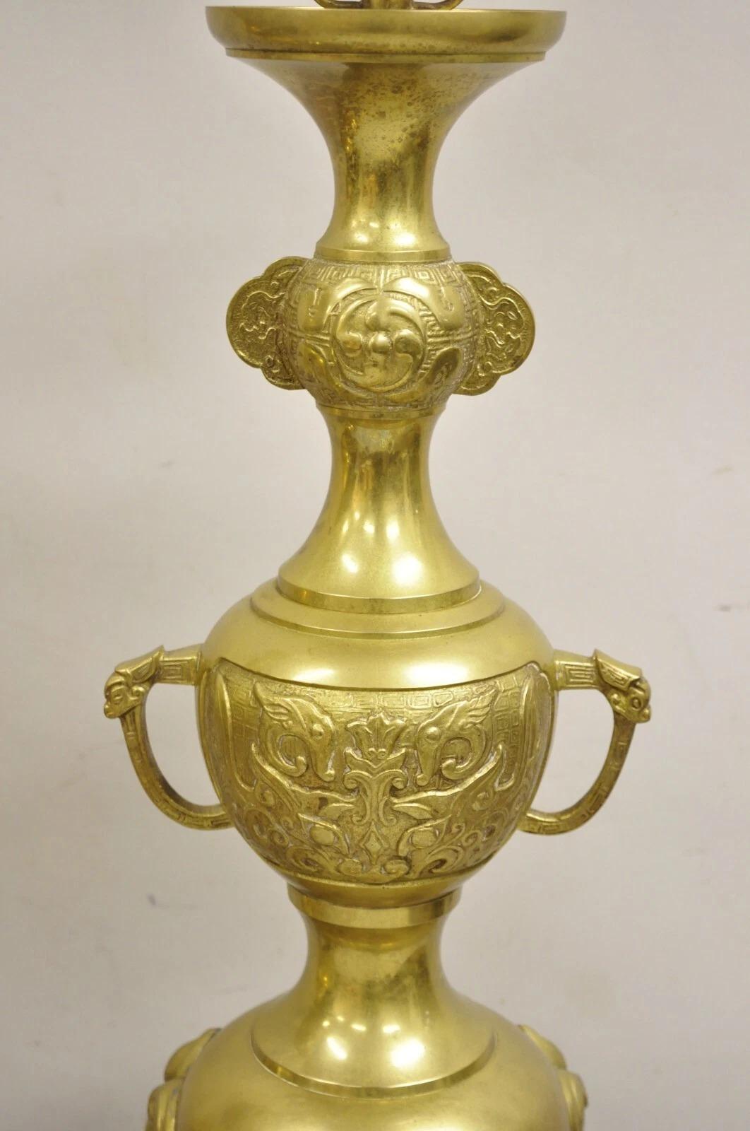 Paire de lampes de bureau vintage de style James Mont en laiton avec chien Foo chinois en vente 2