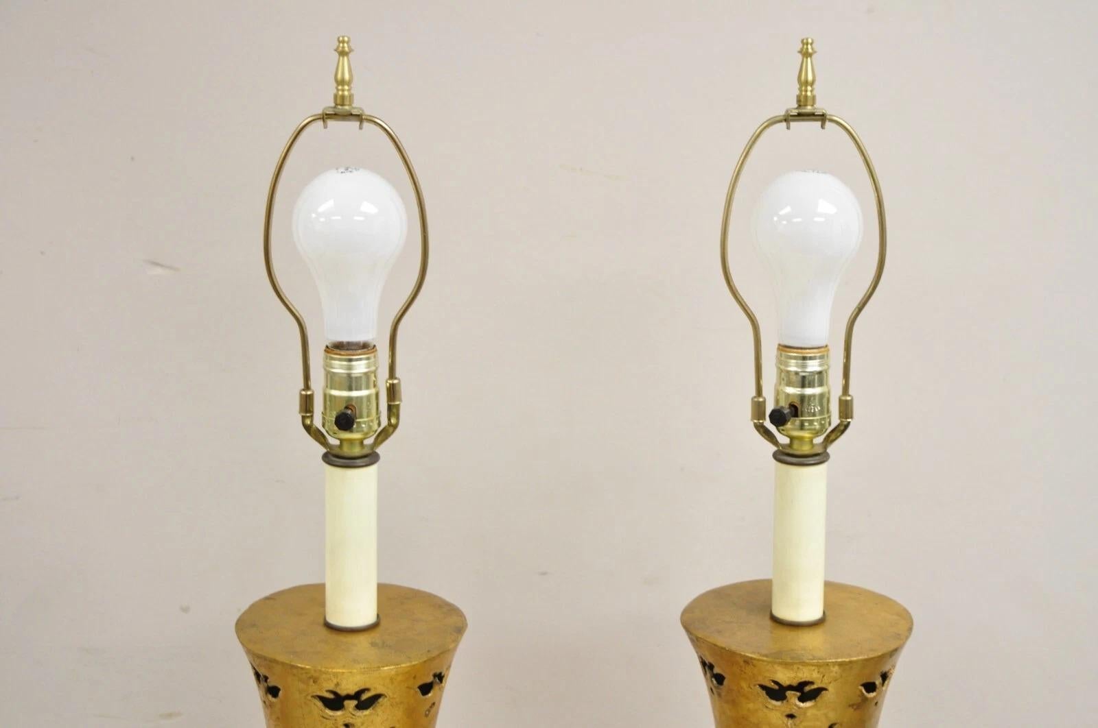 20ième siècle Paire de lampes de bureau vintage de style James Mont en métal doré en vente