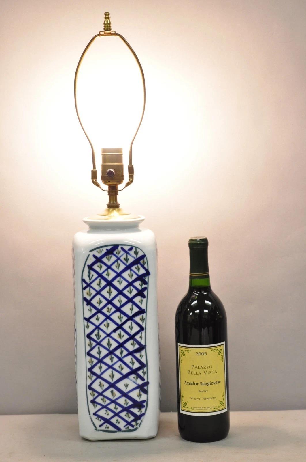 Vintage Chinoiserie Japonaise Bleu Blanc Porcelaine Peinte à la Main Vase Lampe de Table en vente 4