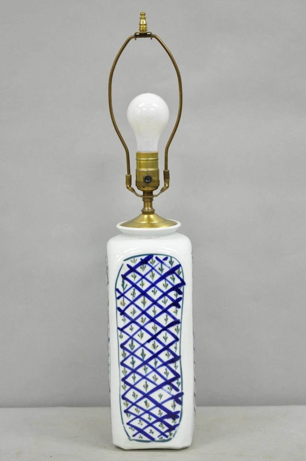 Vintage Chinoiserie Japonaise Bleu Blanc Porcelaine Peinte à la Main Vase Lampe de Table en vente 6
