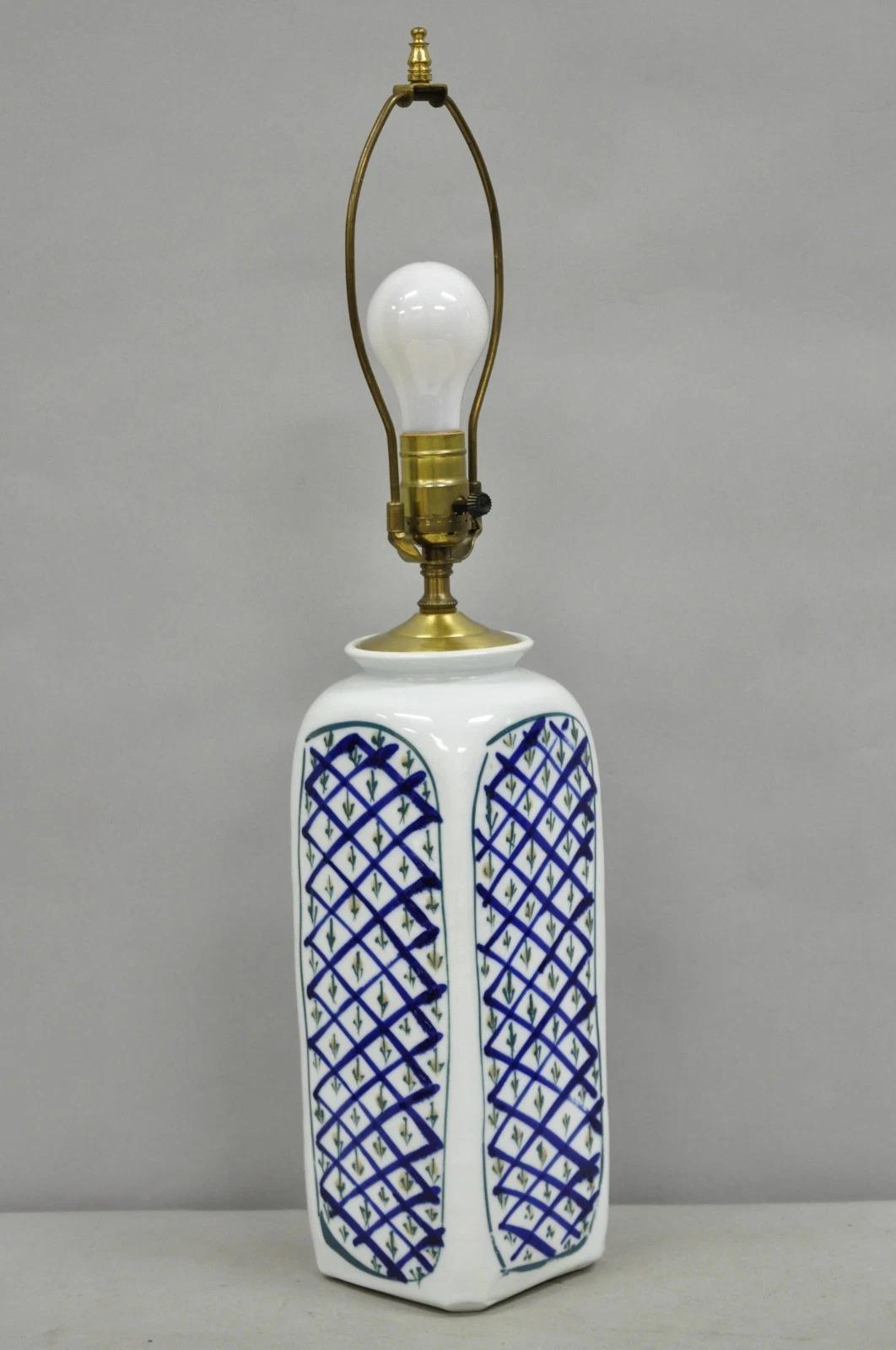 Vintage Chinoiserie Japonaise Bleu & Blanc Porcelaine Floral Peint à la Main Vase Lampe de Table, Signée à l'arrière. Circa Mid 20th Century. Dimensions : 24,5