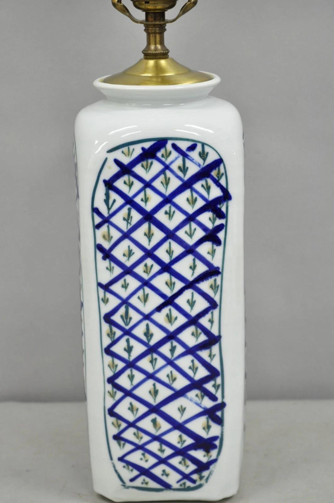 Chinoiseries Vintage Chinoiserie Japonaise Bleu Blanc Porcelaine Peinte à la Main Vase Lampe de Table en vente