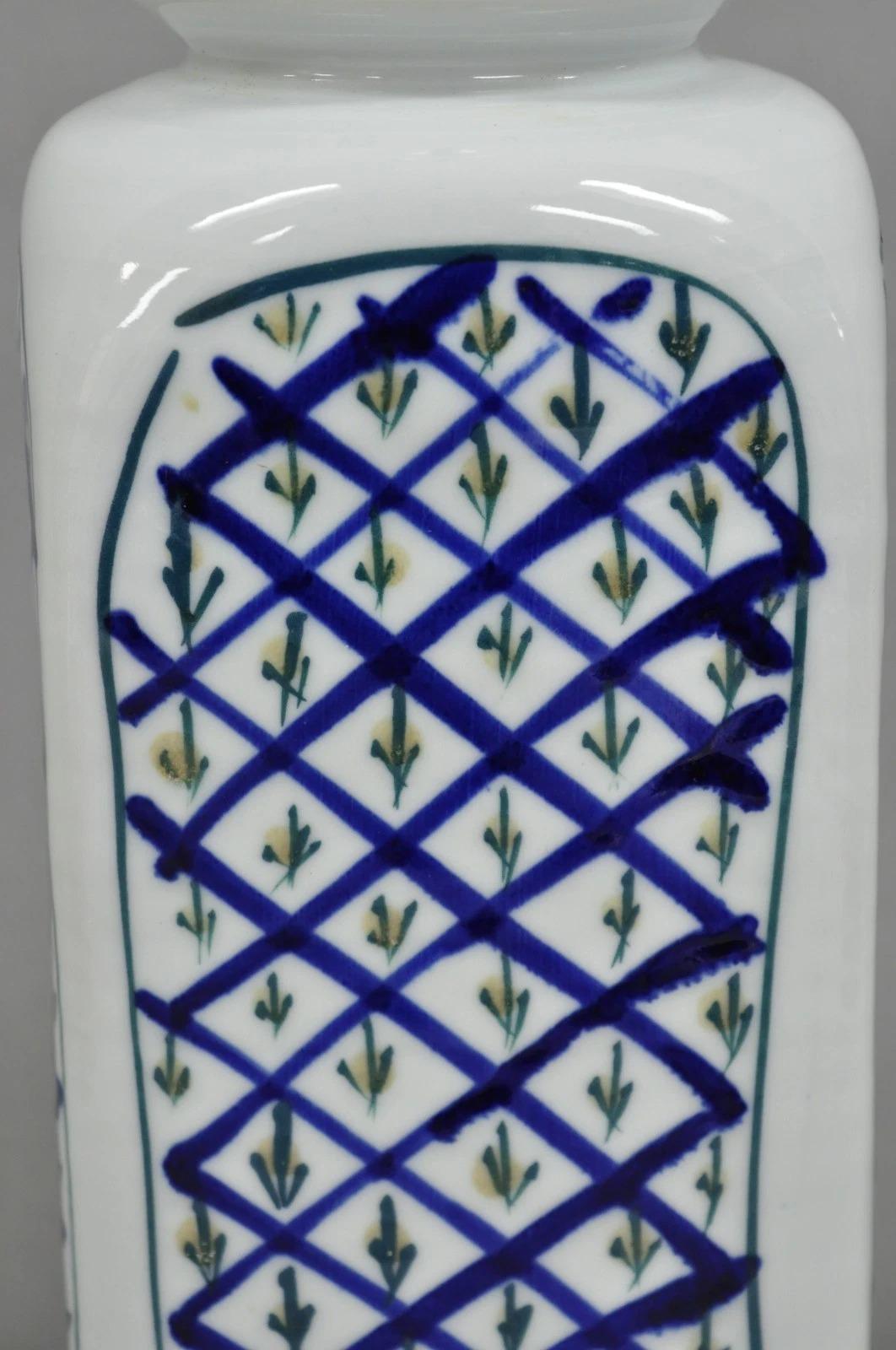 Inconnu Vintage Chinoiserie Japonaise Bleu Blanc Porcelaine Peinte à la Main Vase Lampe de Table en vente