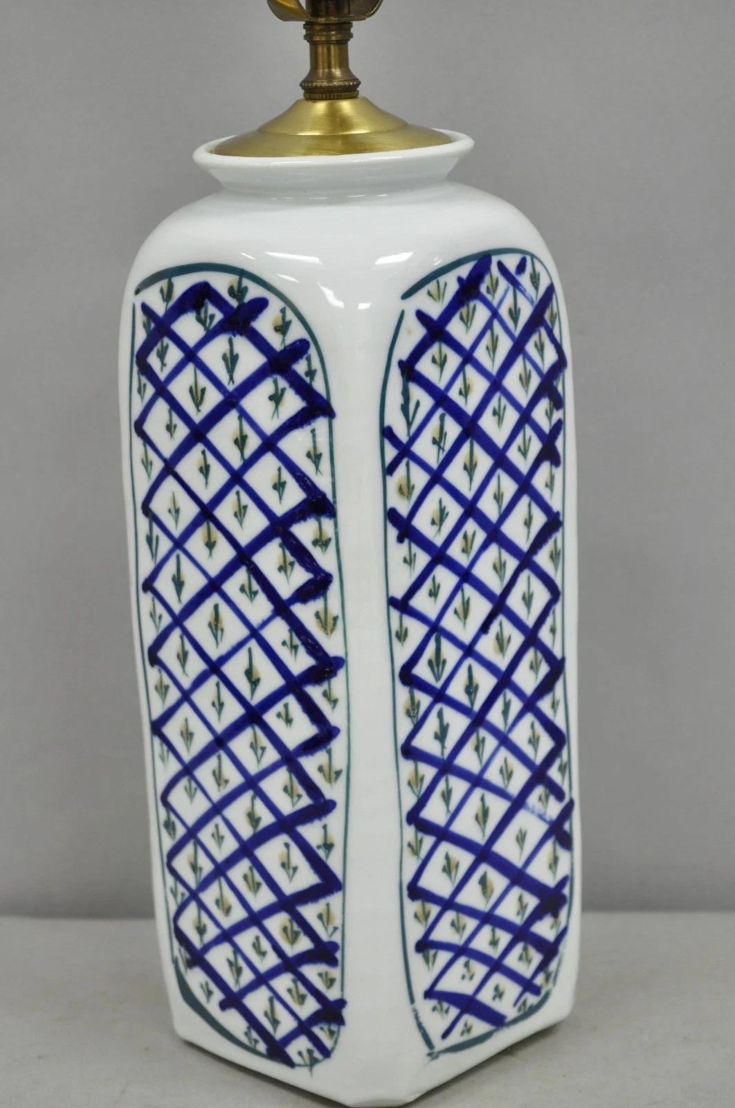 Vintage Chinoiserie Japonaise Bleu Blanc Porcelaine Peinte à la Main Vase Lampe de Table Bon état - En vente à Philadelphia, PA