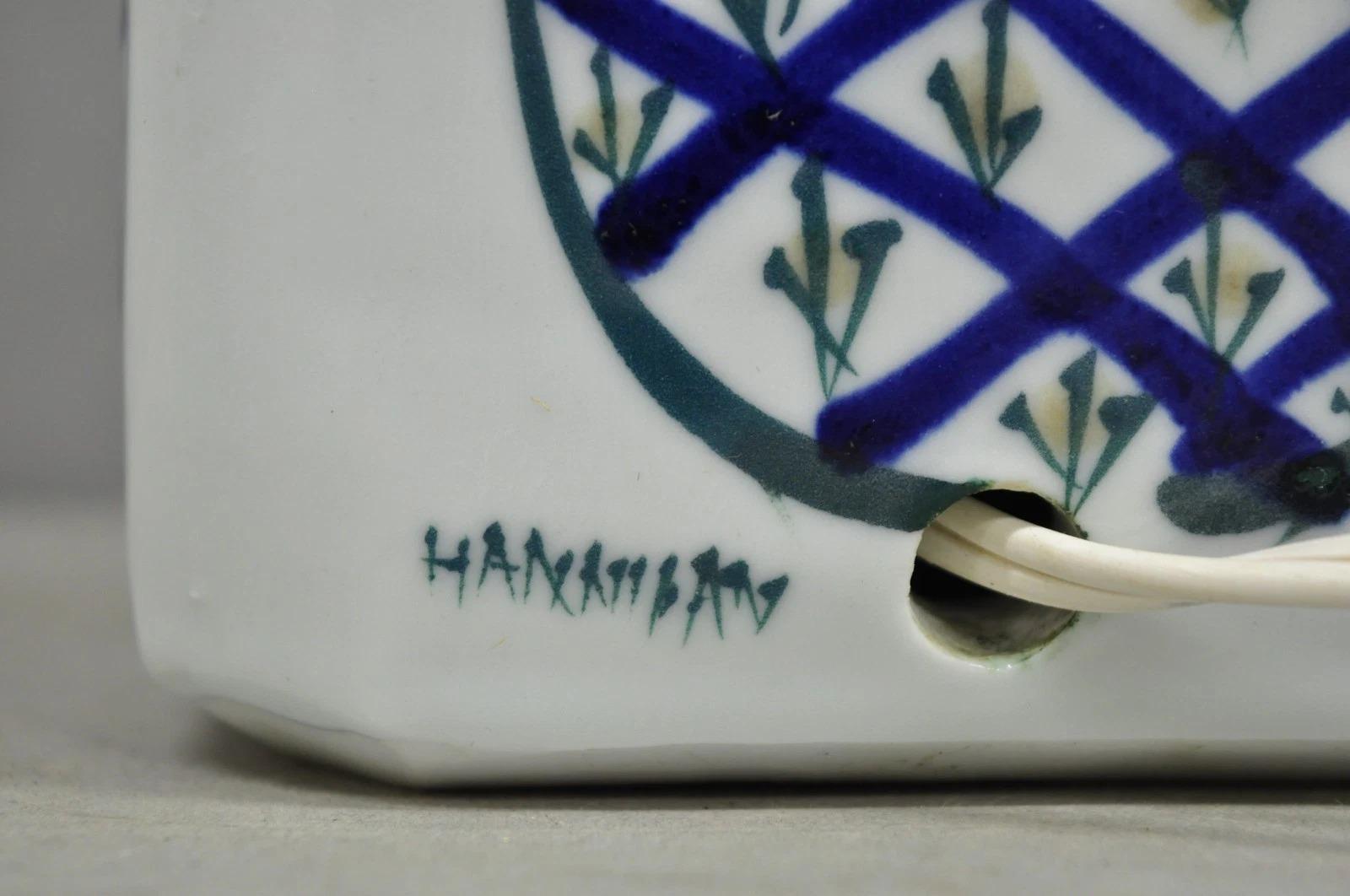 20ième siècle Vintage Chinoiserie Japonaise Bleu Blanc Porcelaine Peinte à la Main Vase Lampe de Table en vente