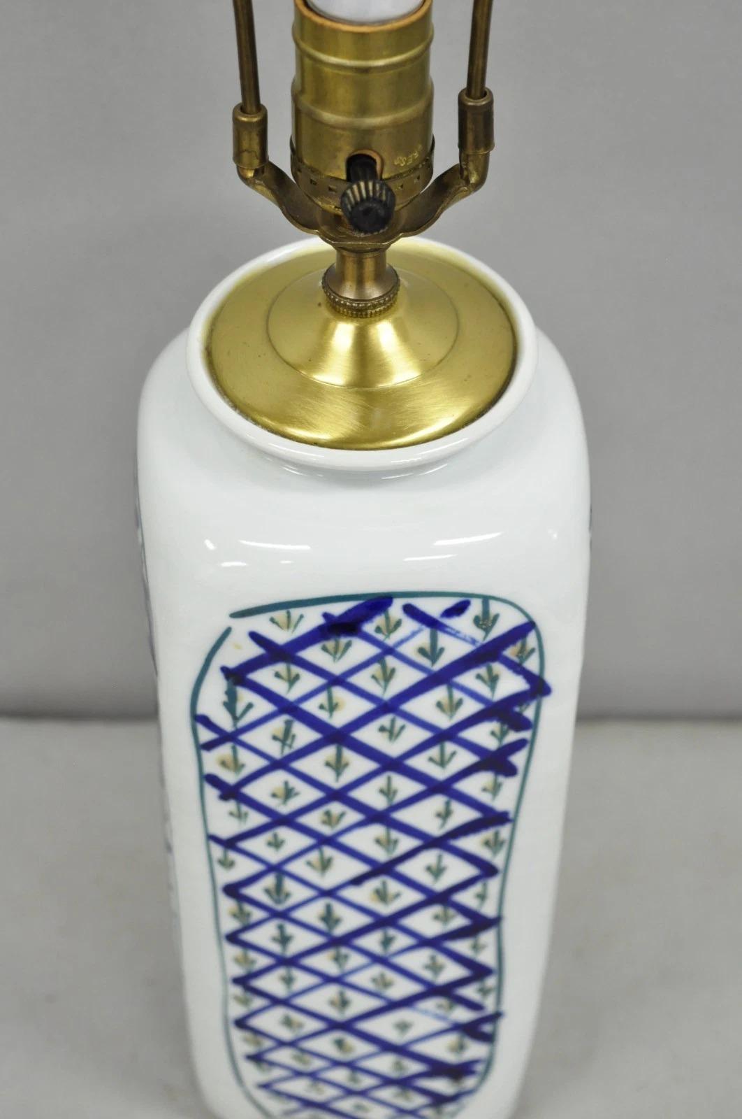 Vintage Chinoiserie Japonaise Bleu Blanc Porcelaine Peinte à la Main Vase Lampe de Table en vente 2