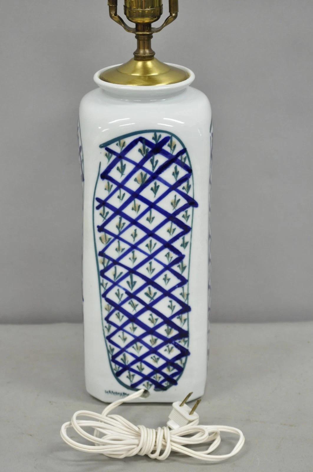 Vintage Chinoiserie Japonaise Bleu Blanc Porcelaine Peinte à la Main Vase Lampe de Table en vente 3