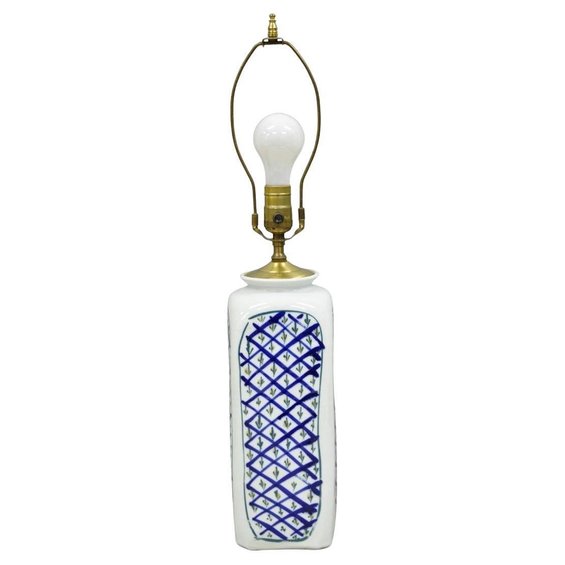 Vintage Chinoiserie Japonaise Bleu Blanc Porcelaine Peinte à la Main Vase Lampe de Table en vente