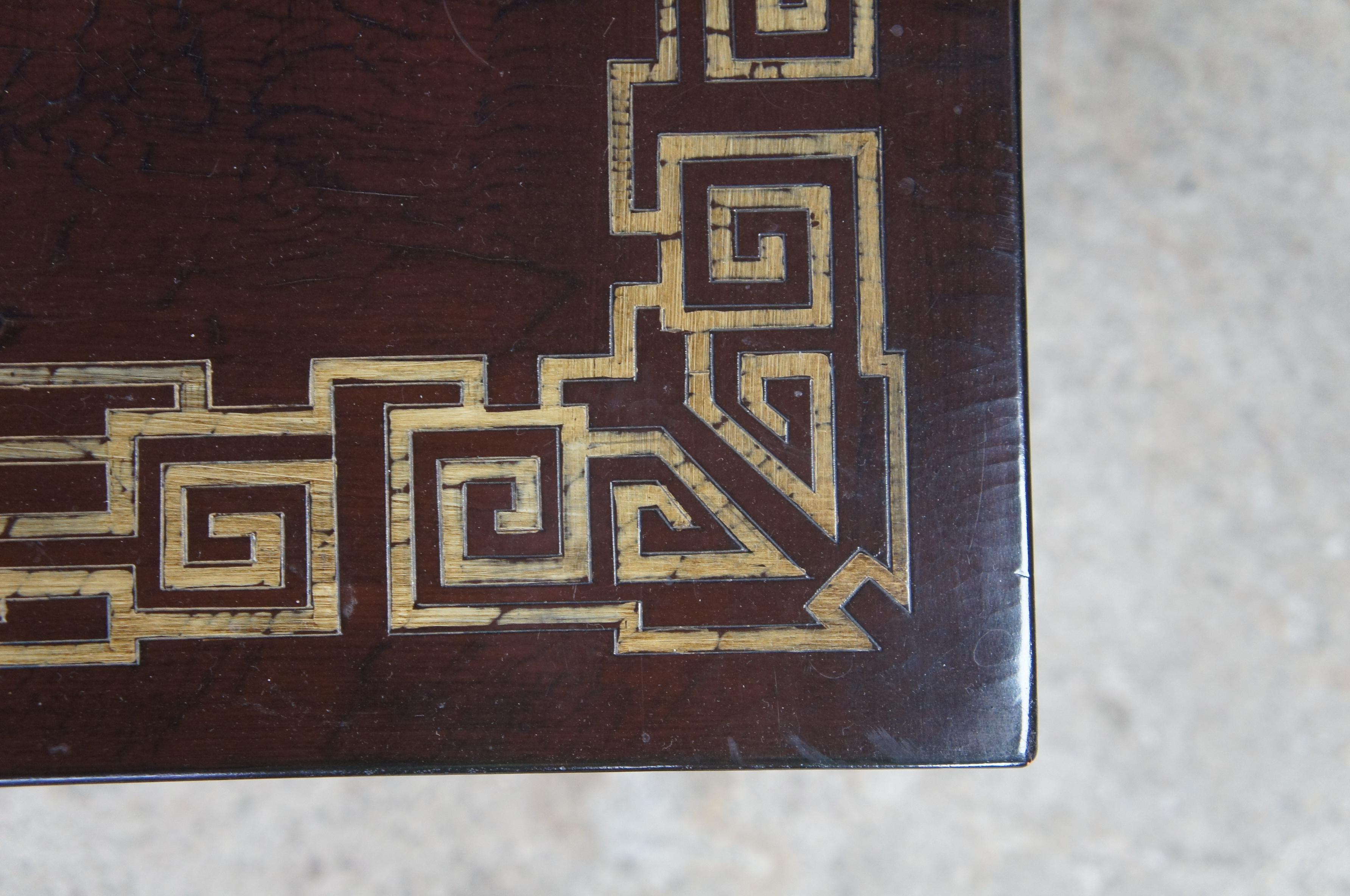 20ième siècle Table basse vintage rectangulaire laquée style chinoiserie avec incrustation de clé grecque en vente