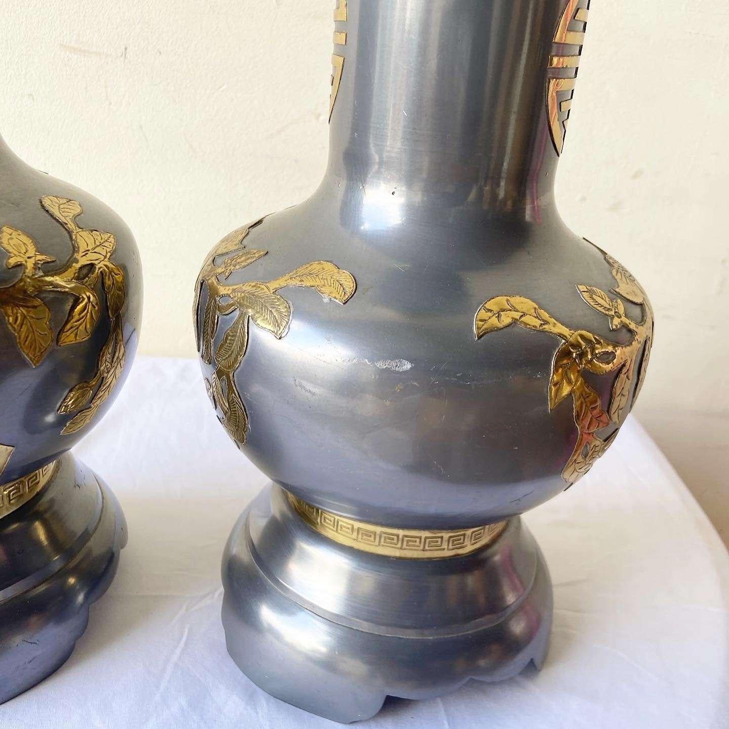 Chinoiseries Paire de lampes de table Chinoiserie en métal et or en vente