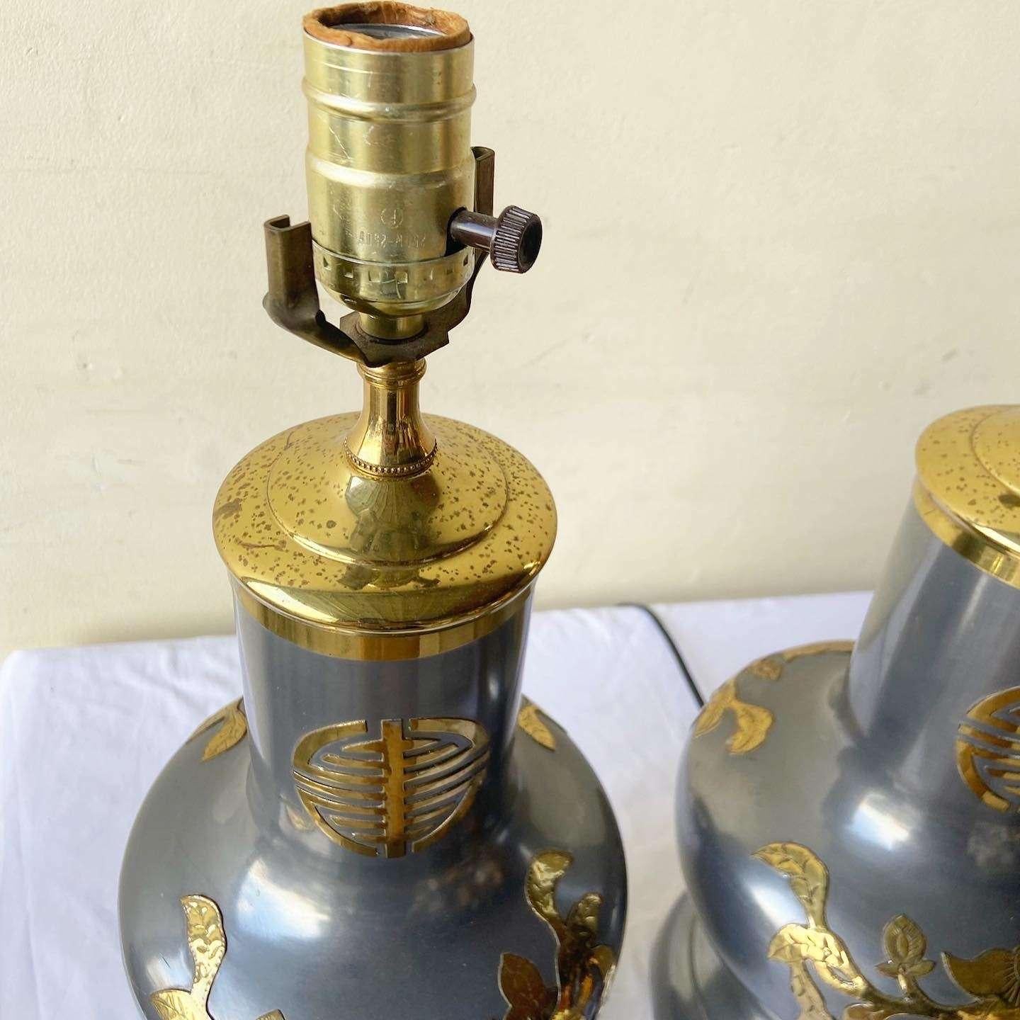 Fin du 20e siècle Paire de lampes de table Chinoiserie en métal et or en vente