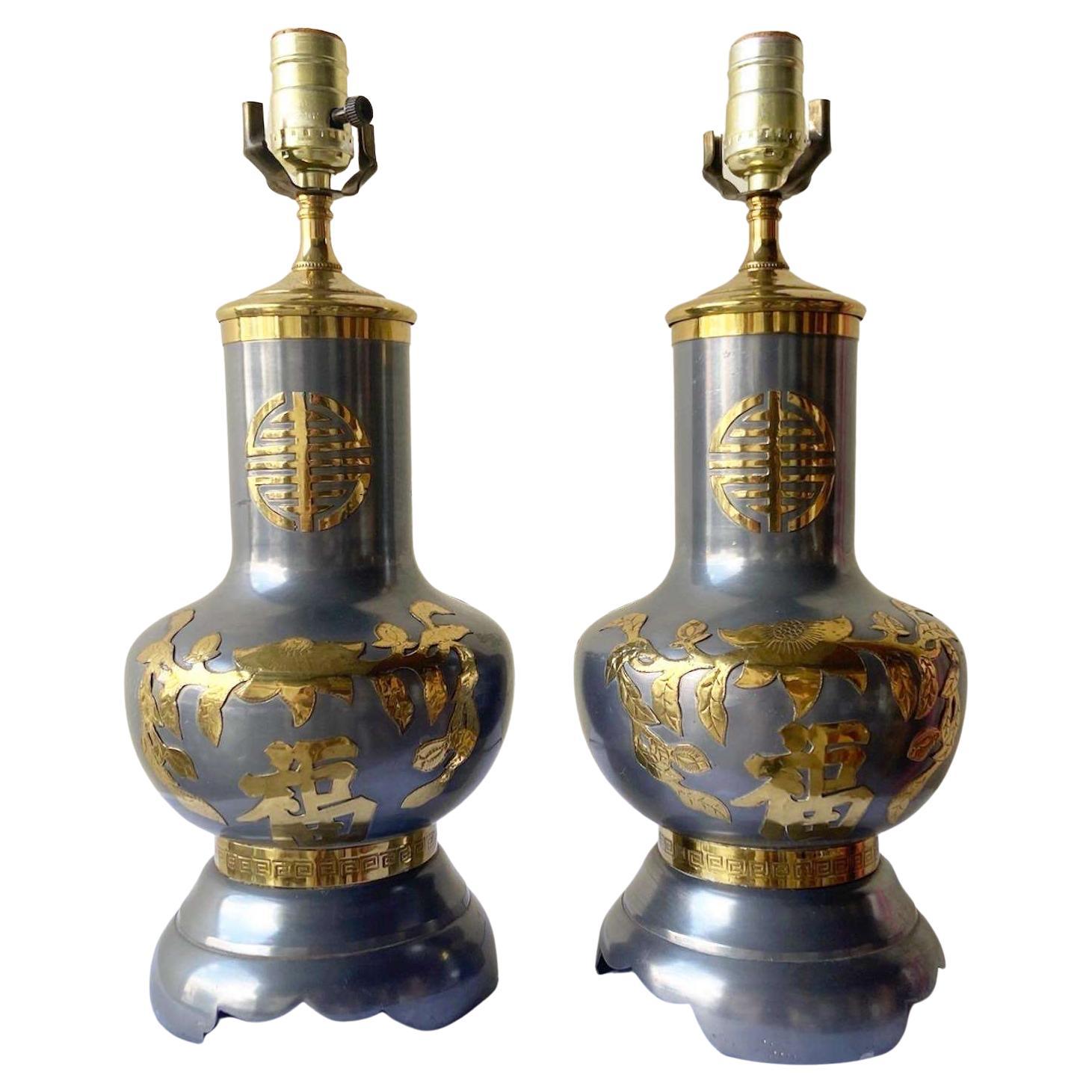 Paire de lampes de table Chinoiserie en métal et or en vente