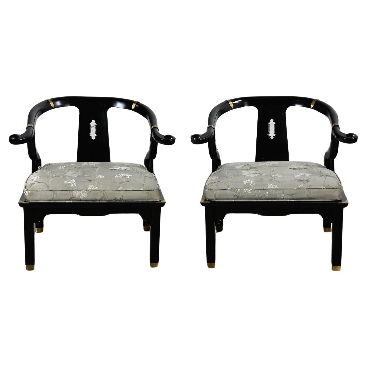 Chaises à dossier à empiècement de style chinoiseries Ming laquées noires de style James Mont