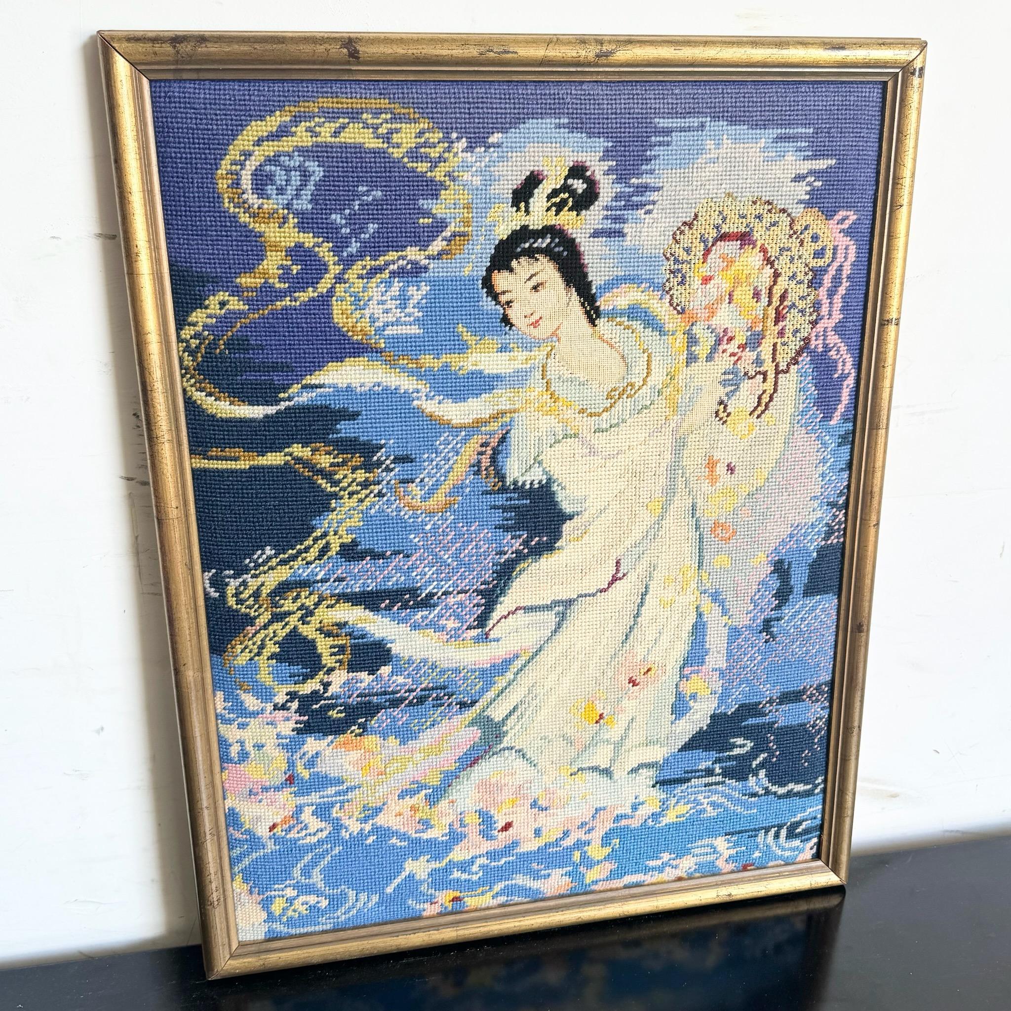 Verleihen Sie Ihrer Einrichtung einen eleganten Touch mit dieser Chinoiserie-Nadelspitze einer tanzenden Frau im Vintage-Stil. Dieses wunderschön gearbeitete Stück zeichnet sich durch komplizierte Details und leuchtende Farben aus, die die Anmut und