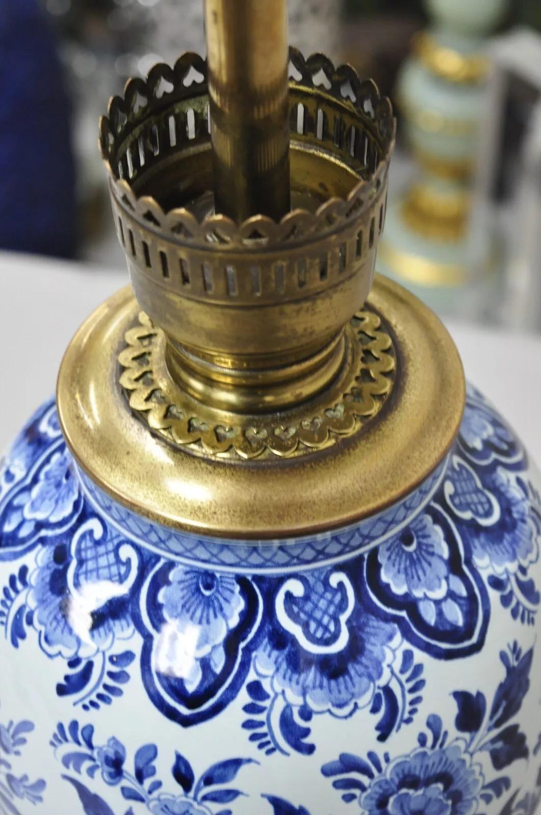Vintage Chinoiserie Oriental Blue & White Brass & Porcelain Egg Table Lamp For Sale 6
