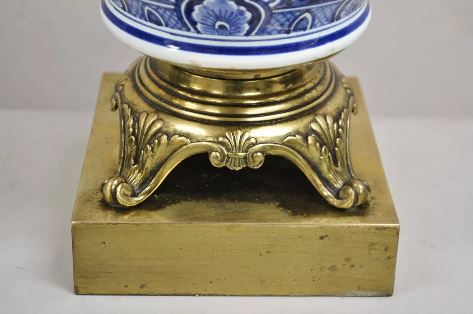 Vintage Chinoiserie Oriental Blue & White Brass & Porcelain Egg Table Lamp In Good Condition For Sale In Philadelphia, PA