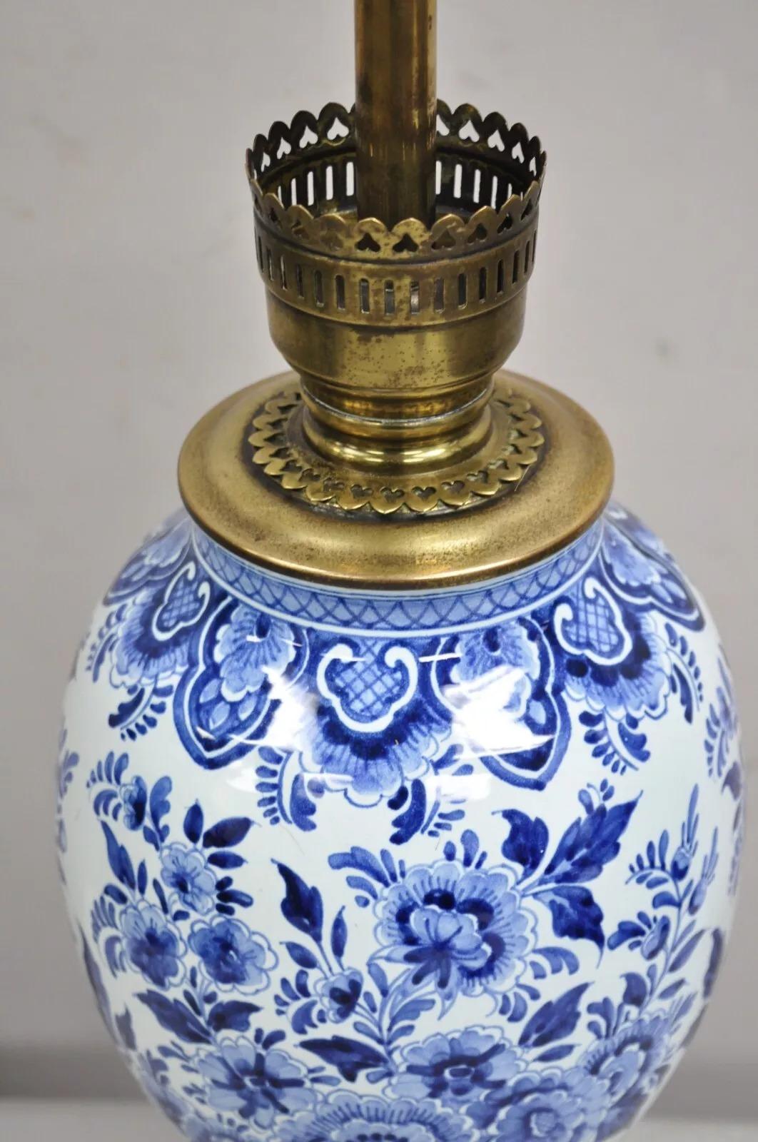 20th Century Vintage Chinoiserie Oriental Blue & White Brass & Porcelain Egg Table Lamp For Sale