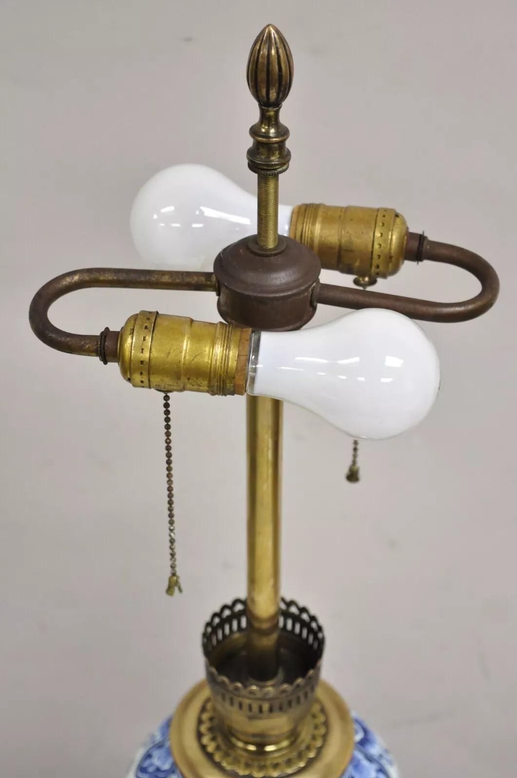 Vintage Chinoiserie Oriental Blue & White Brass & Porcelain Egg Table Lamp For Sale 1