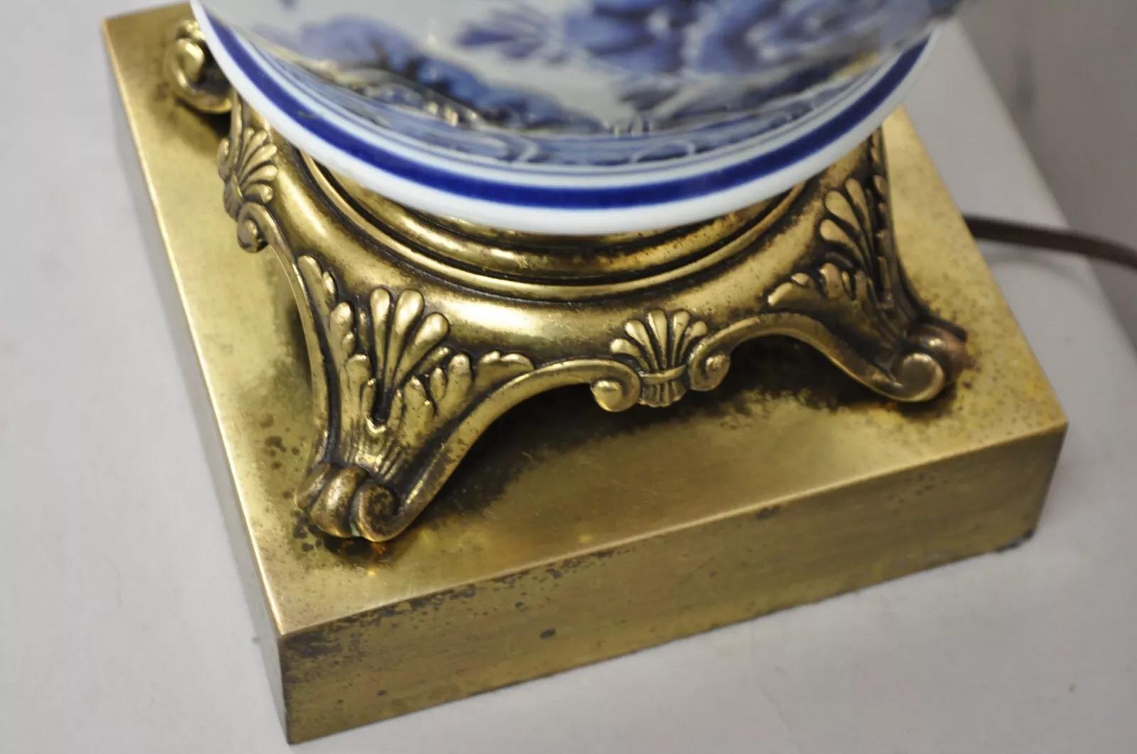 Vintage Chinoiserie Oriental Blue & White Brass & Porcelain Egg Table Lamp For Sale 3