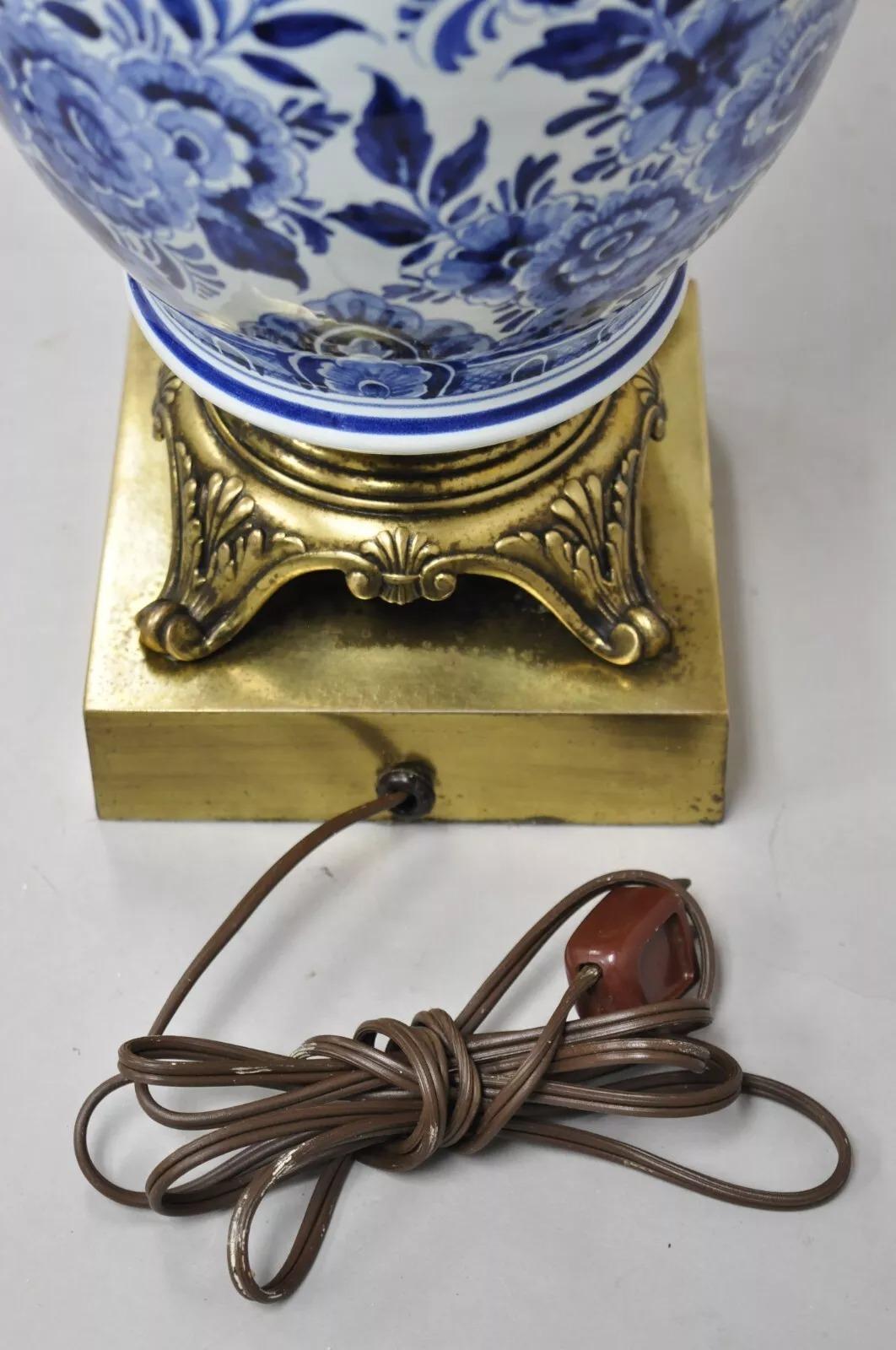 Vintage Chinoiserie Oriental Blue & White Brass & Porcelain Egg Table Lamp For Sale 4