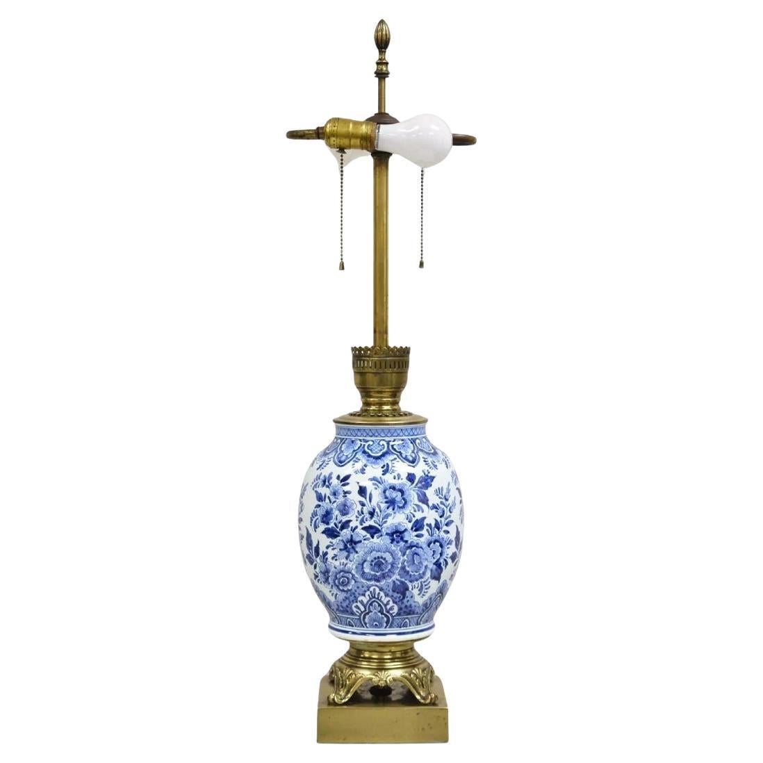 Lampada da tavolo orientale a uovo in porcellana e ottone blu e bianco di Chinoiserie Vintage