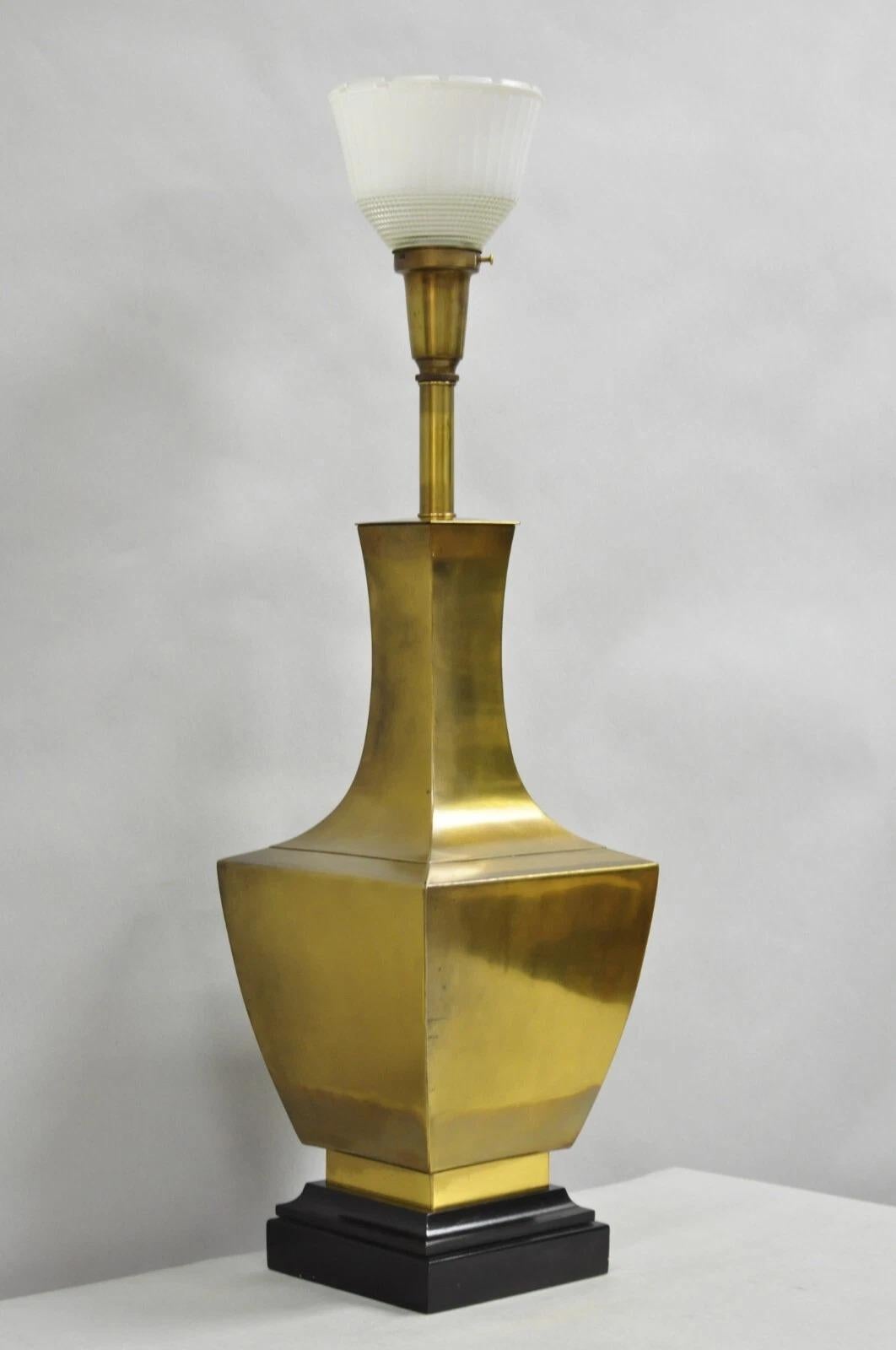 Vintage Chinoiserie Oriental Patinated Brass Jardiniere Table Lamp Attributed to Chapman. Circa Late 20th Century. Measurements: 33.5