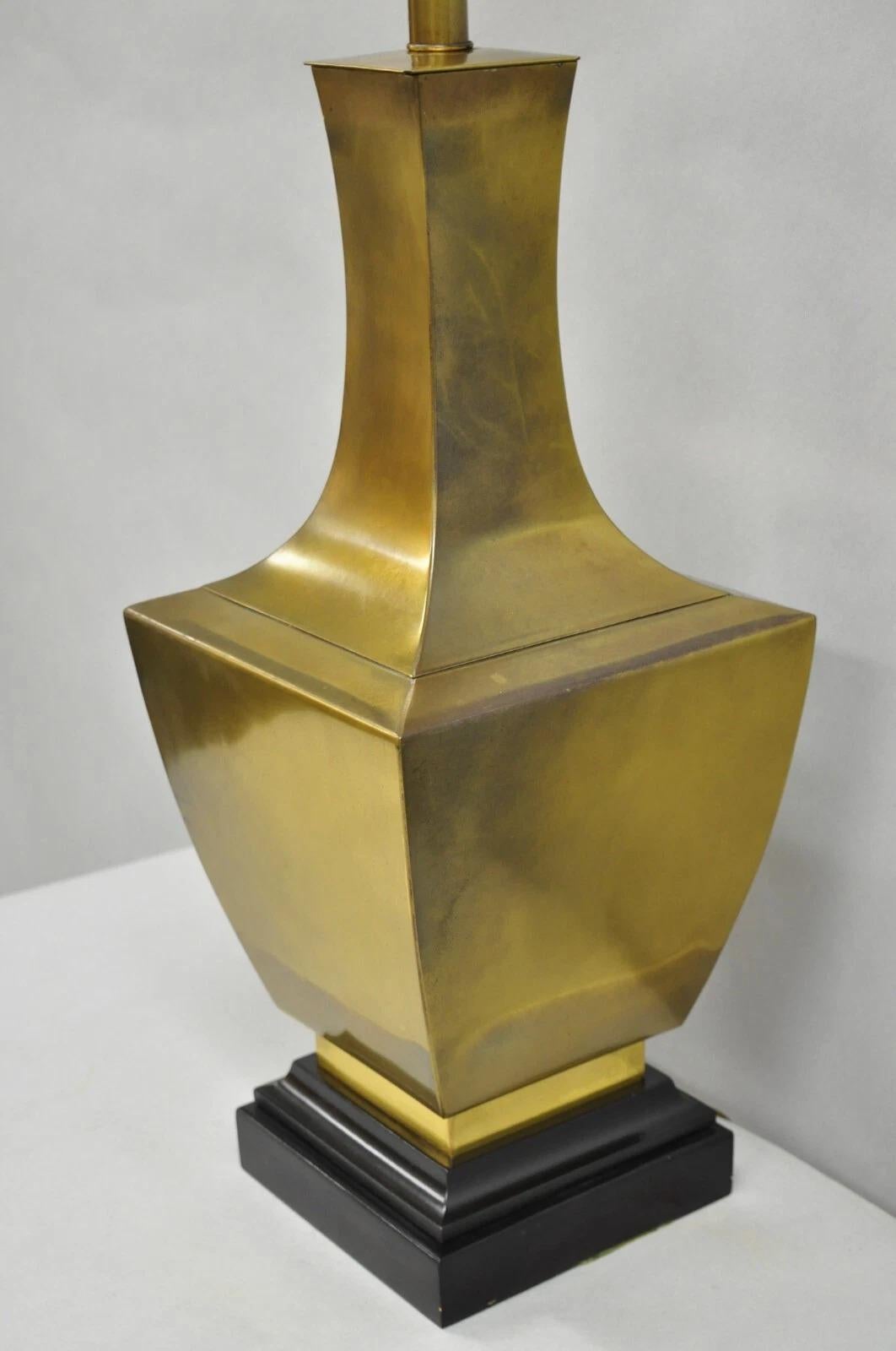 Vintage Chinoiserie Oriental Patinated Brass Jardiniere Table Lamp Attr. Chapman (Messing) im Angebot