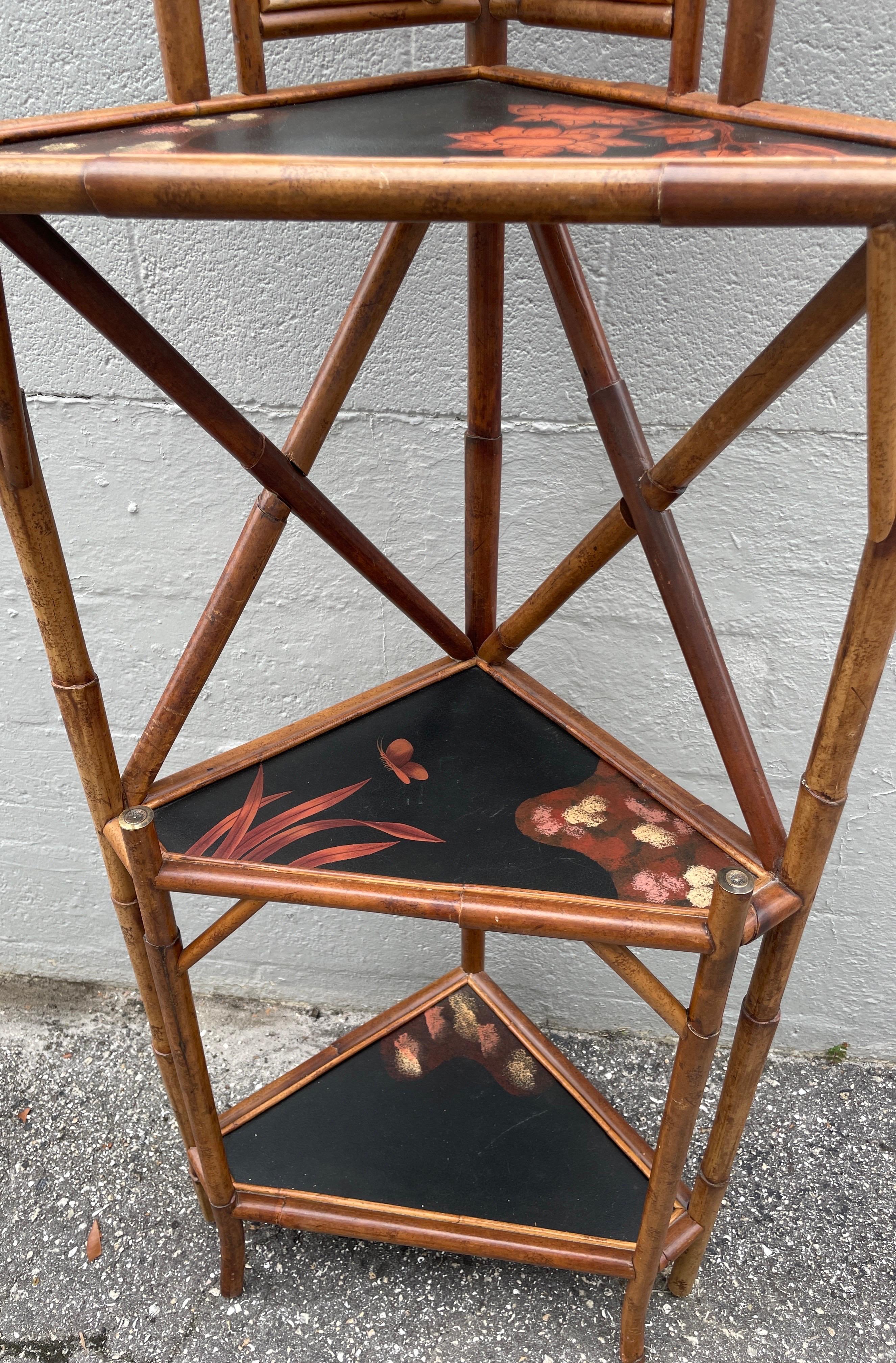 Filippino Scaffale angolare in stile pagoda in stile cineseria vintage in vendita